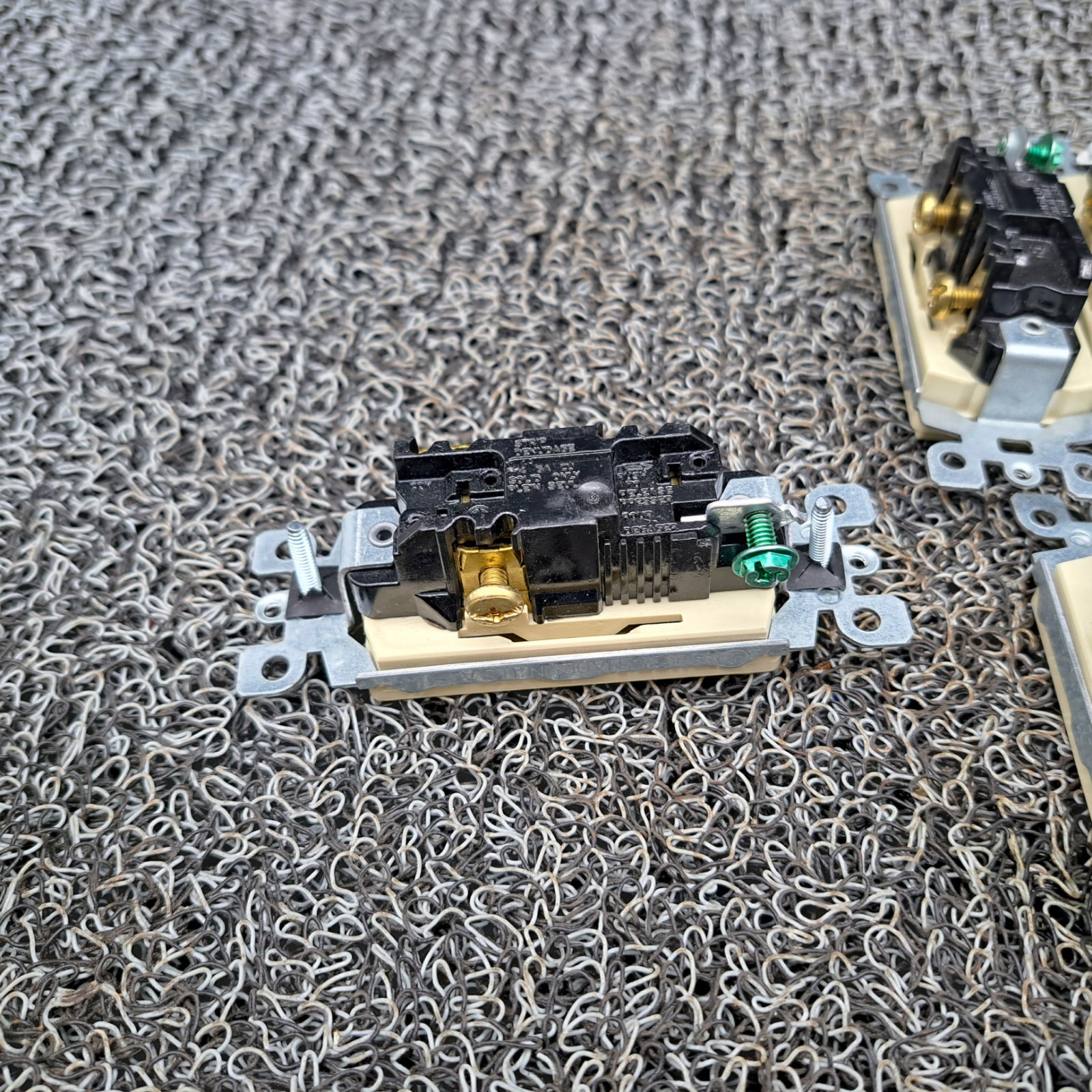 Eagle 3-Way Ivory Decorator Switch 15A-120V 277VAC (9)
