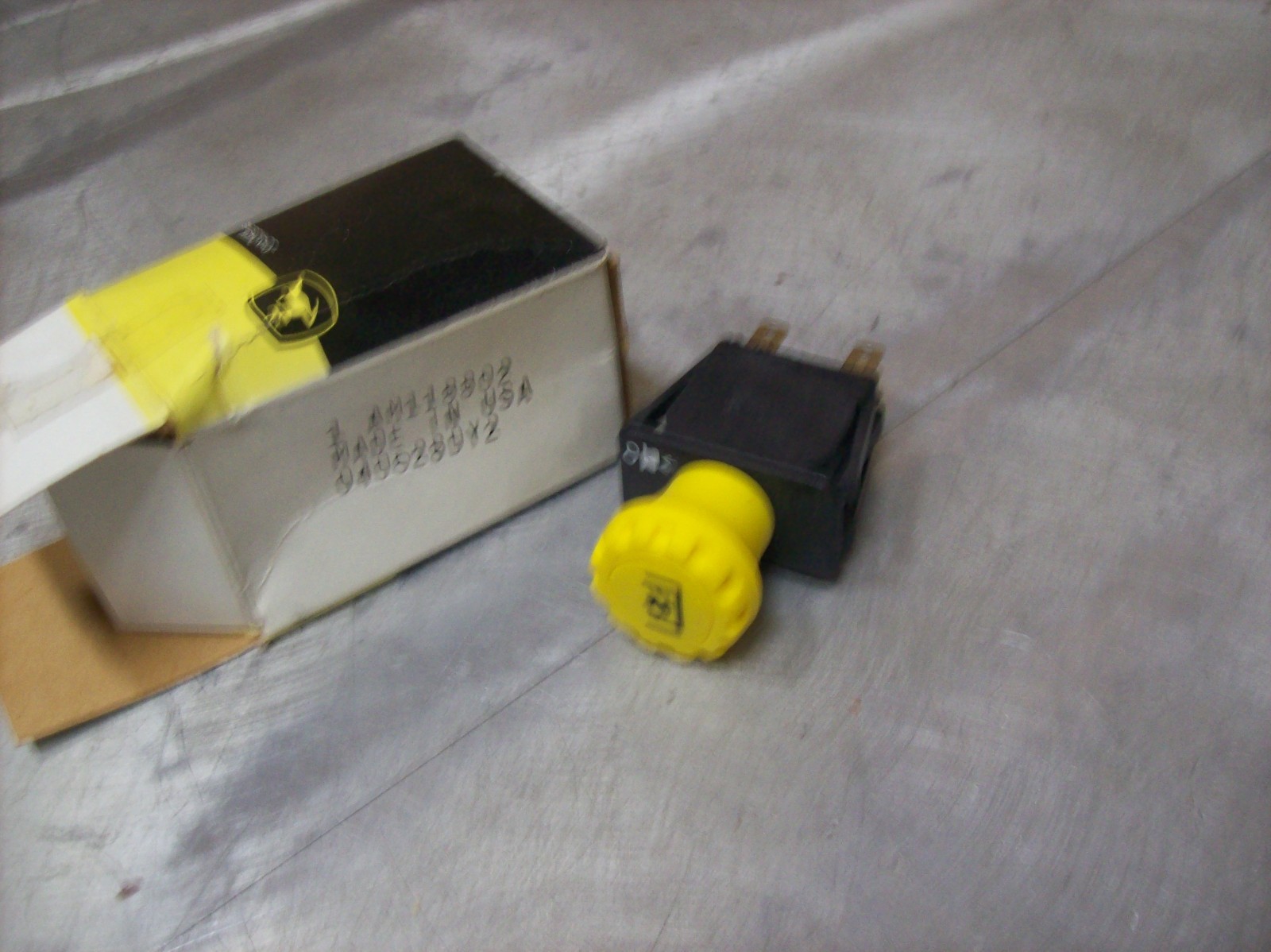 JD27) John Deere Genuine OEM NOS PTO Switch AM118802