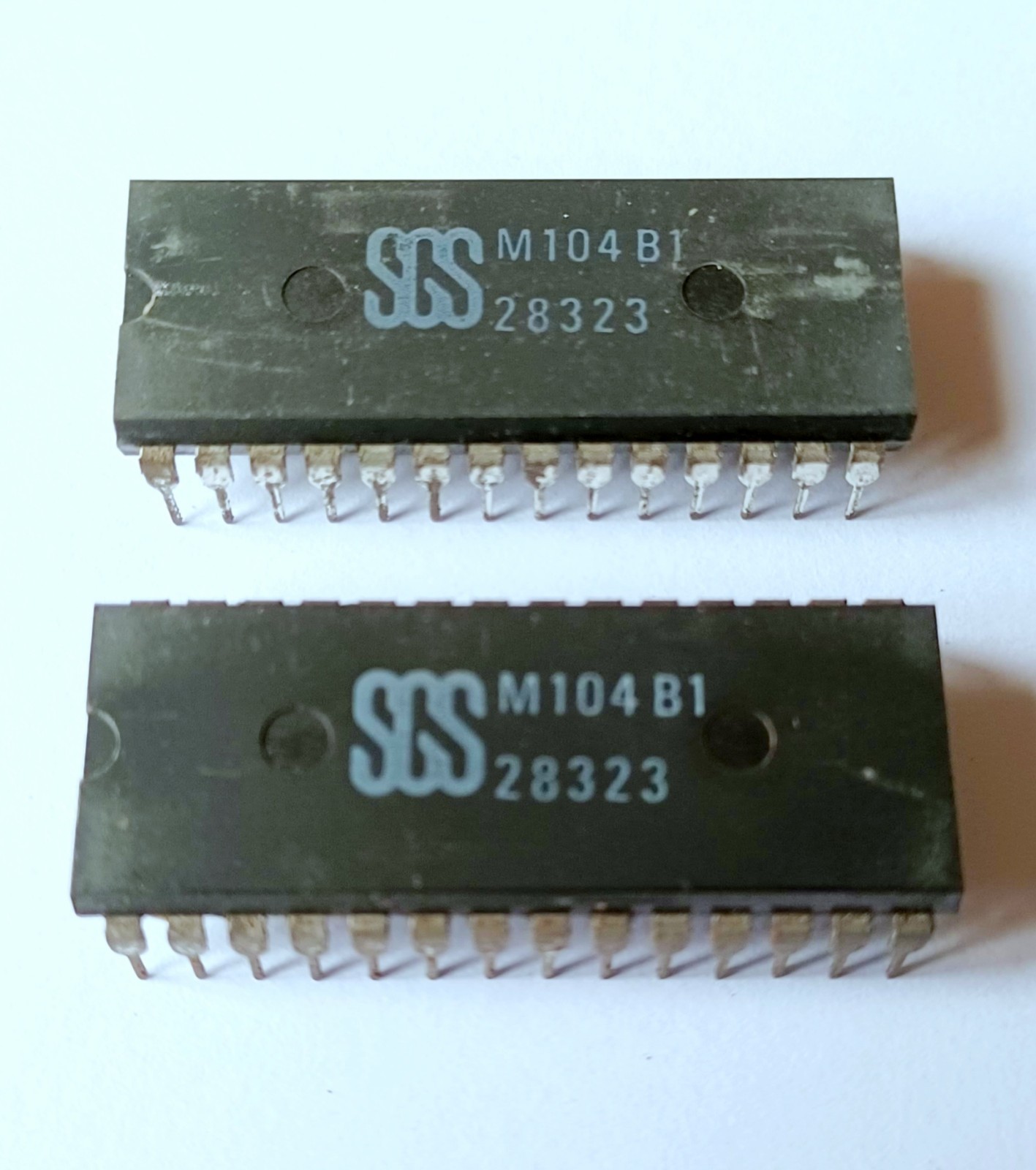 Lot of 2* SGS M104B1  INTEGRATED CIRCUIT, PCM REMOTE CONTROL RECEIVER DISCOLORED