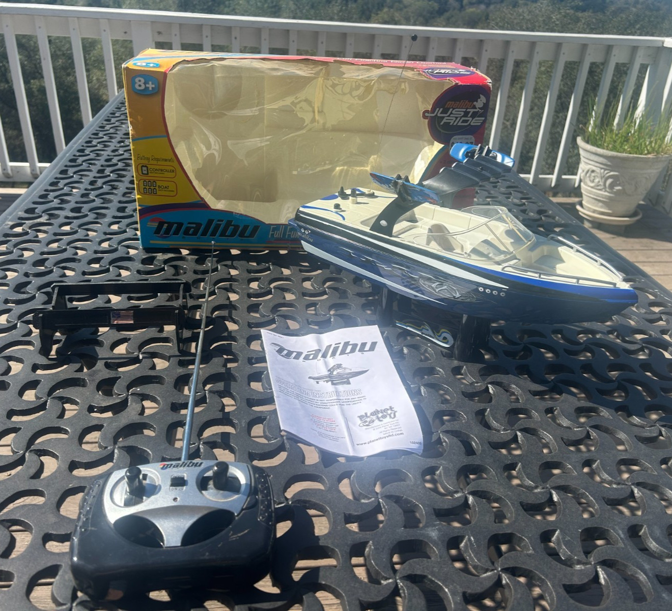FULL FUNCTION 2006 MALIBU WAKESETTER, RC BOAT With Box, Instructions, and Stand