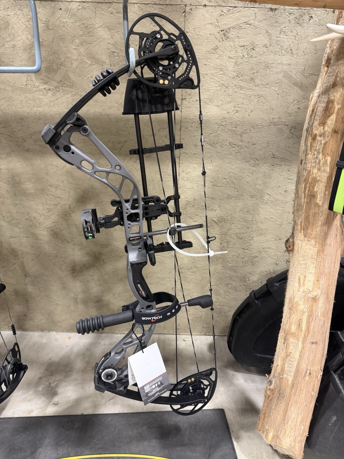 Bowtech Amplify Right Hand Compound Bow With Pkg - Grey/Black