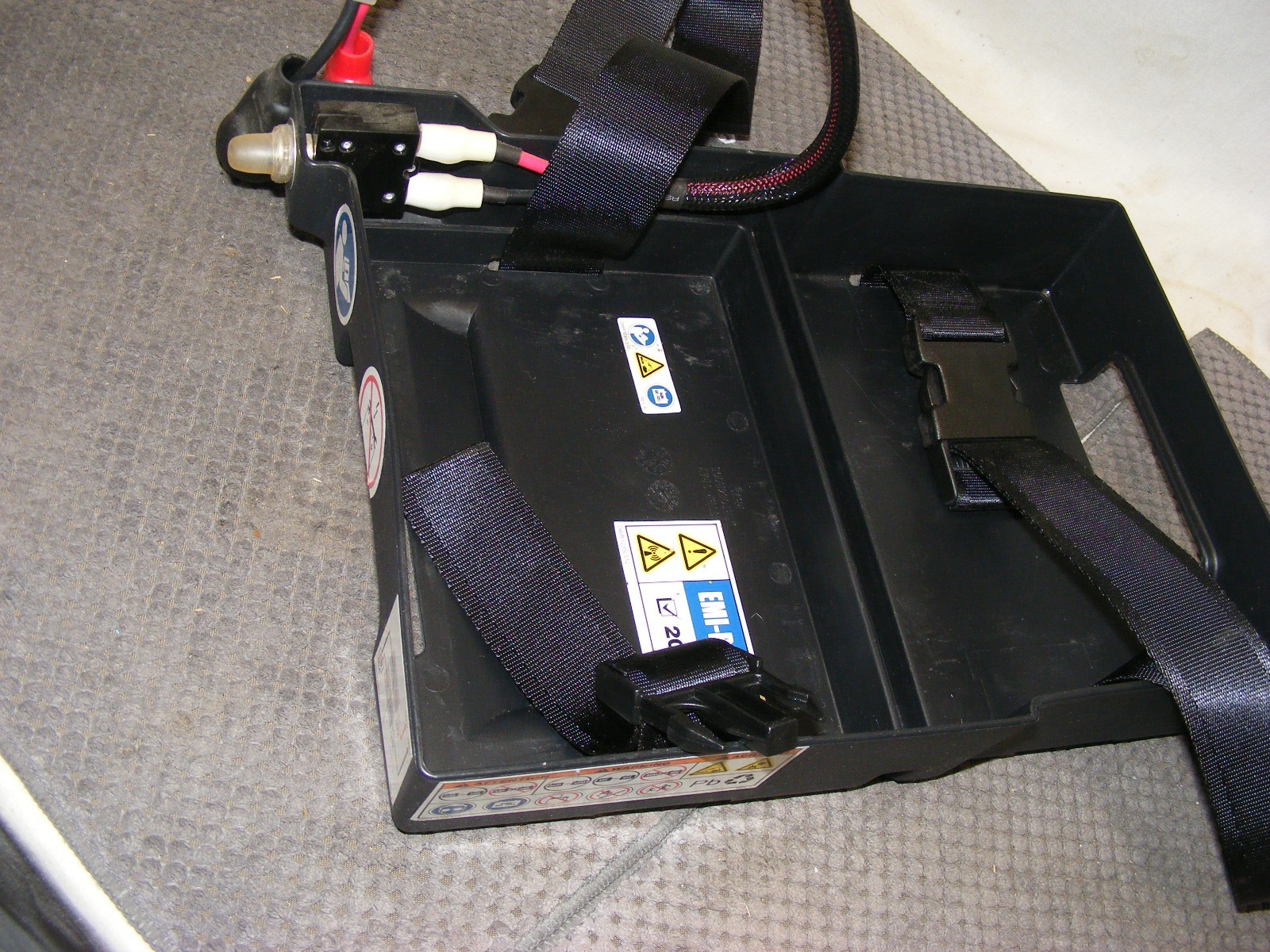 PRIDE QUANTUM 600, J6 DOUBLE BATTERY TRAY W/STRAPS & RESET SWITCH DWR1054E005