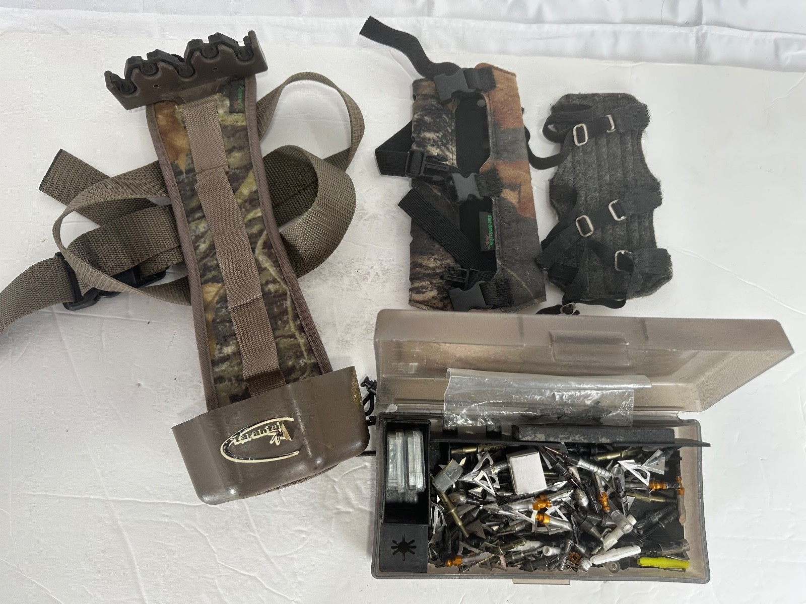 Archery Lot - tarantula Bow Equipment, Quiver, Guards arrowheads etc.
