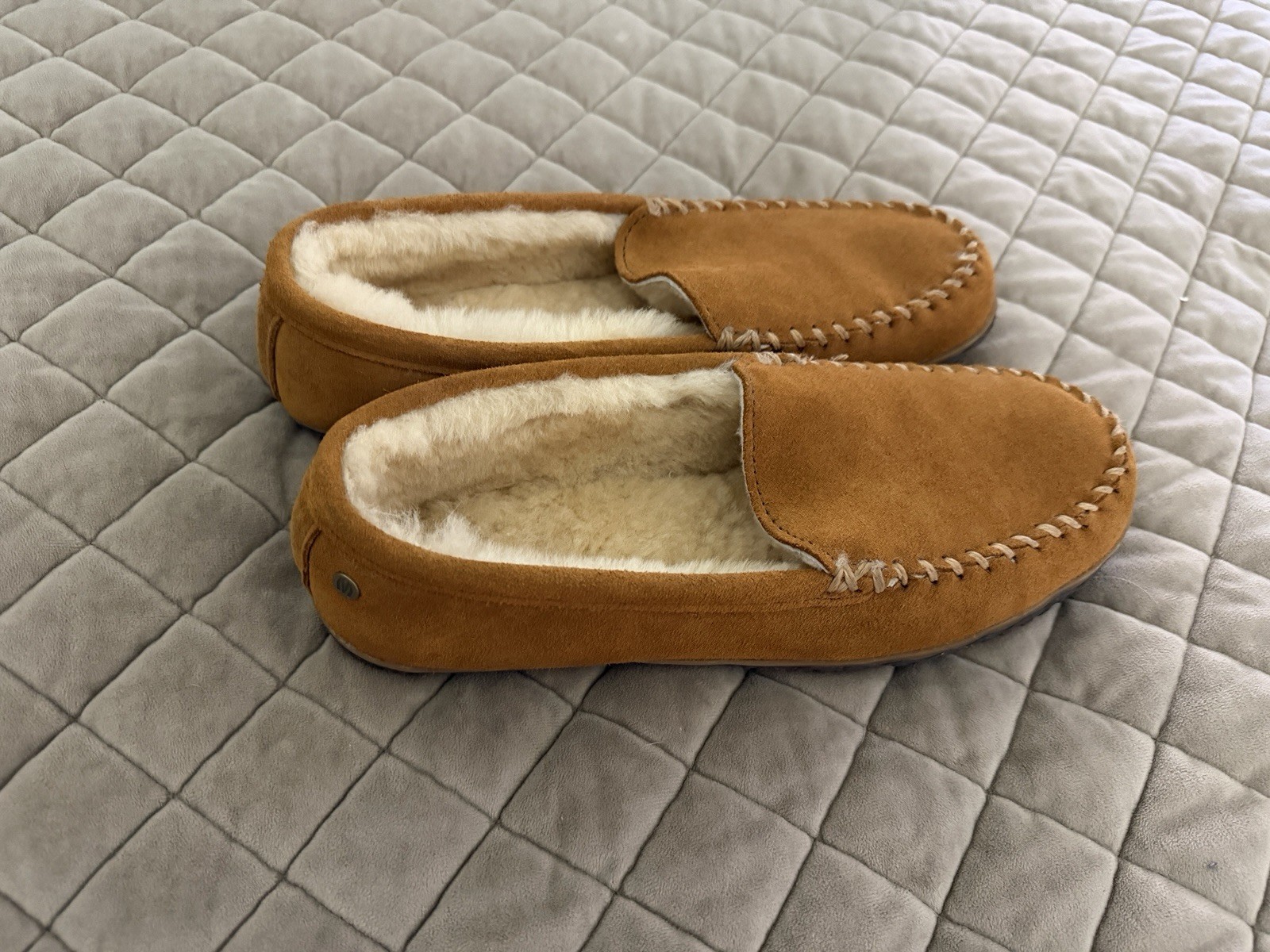 Minnetonka Moccasins 3702 - Men's Sheepskin Tobie Hardsole Slipper - Size 13