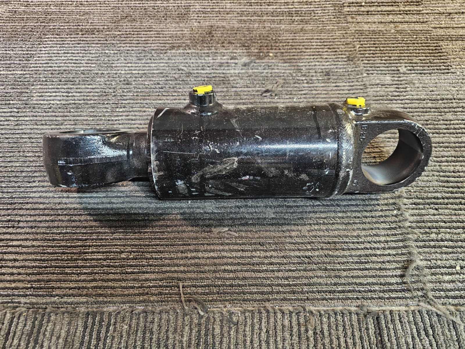 13828948 Hydraulic Welded Cylinder 4.12" OD x 15" Retracted x 2.07" Rod Dia
