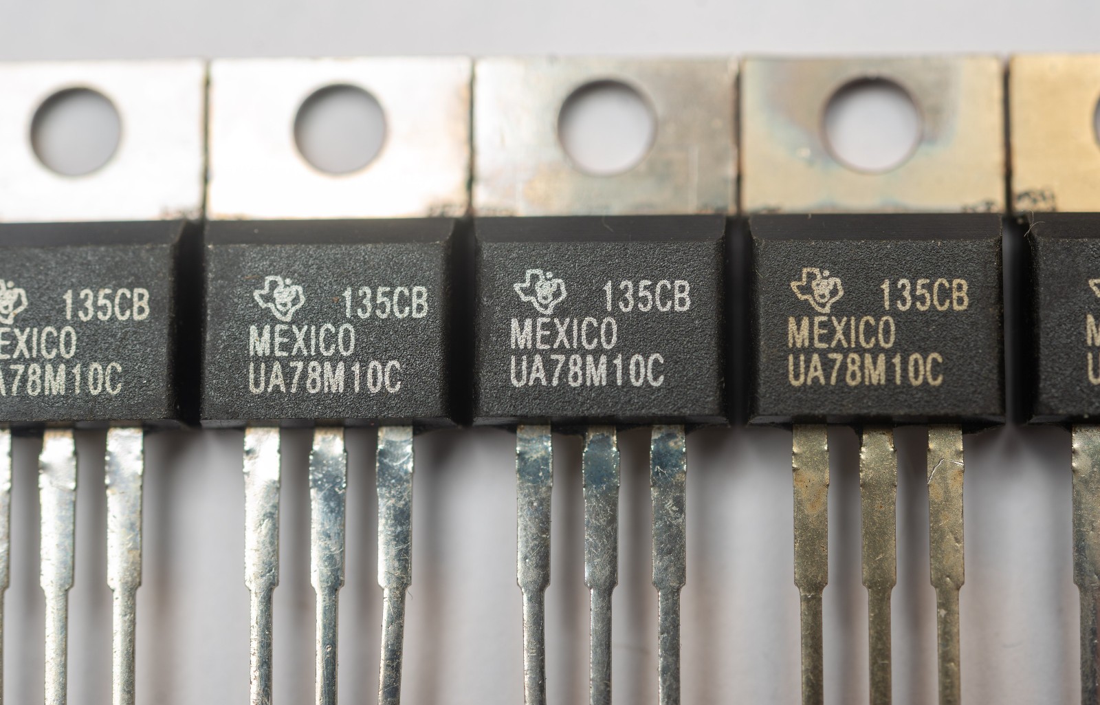 2x Texas Instruments UA78M10C LM7810 Voltage Regulator NOS