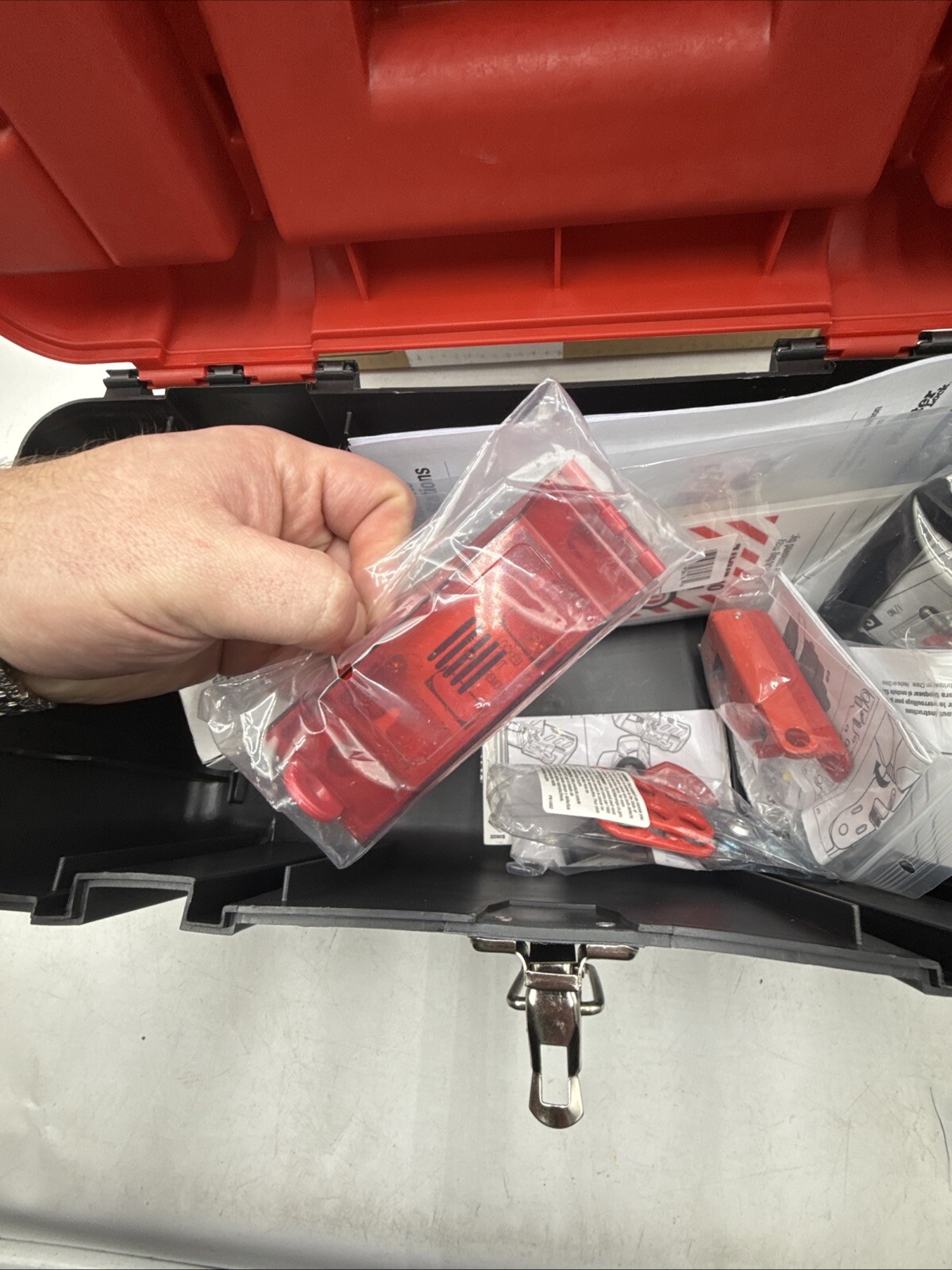 MASTER LOCK ED1457E410KABAS PORTABLE ELECTRICAL LOCK OUT KIT 780TD7