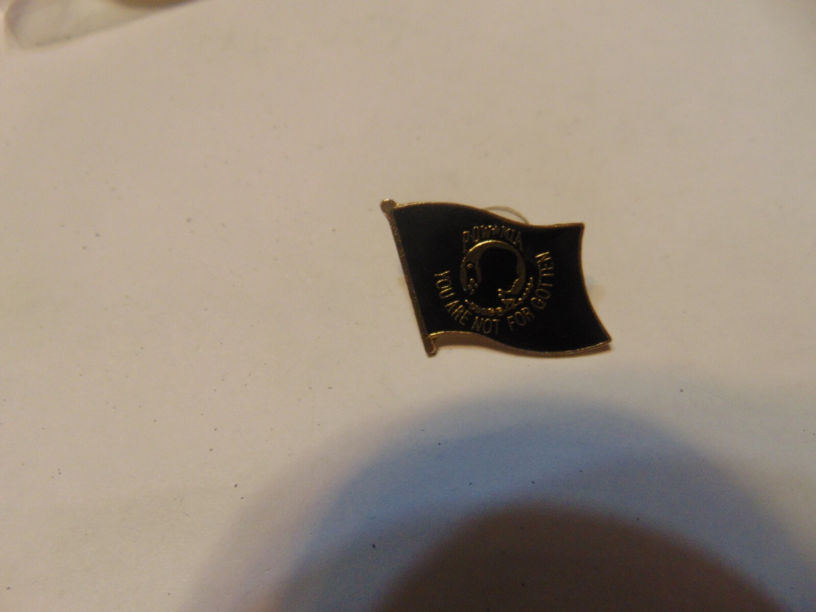 MILITARY INSIGNIA CREST HAT PIN MINI BADGE POW MIA YOU ARE NOT FORGOTTEN FLAG