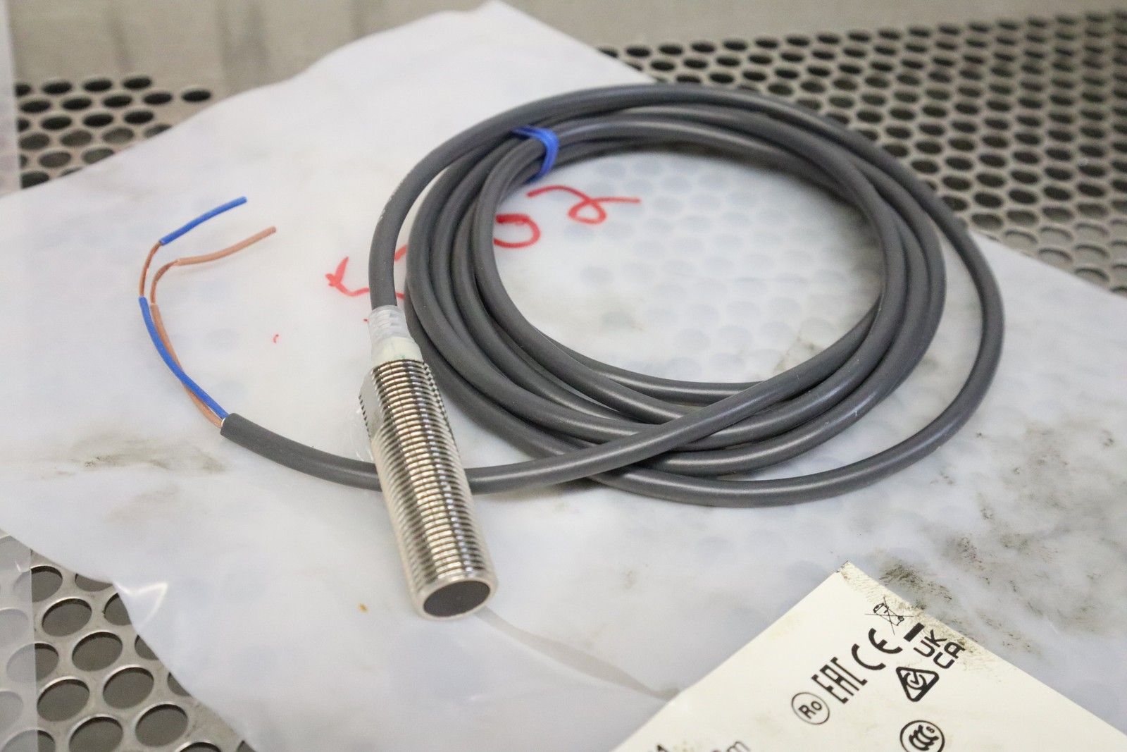 Omron E2E-X2Y1 Proximity Sensor 24-240VAC 2m New Old Stock