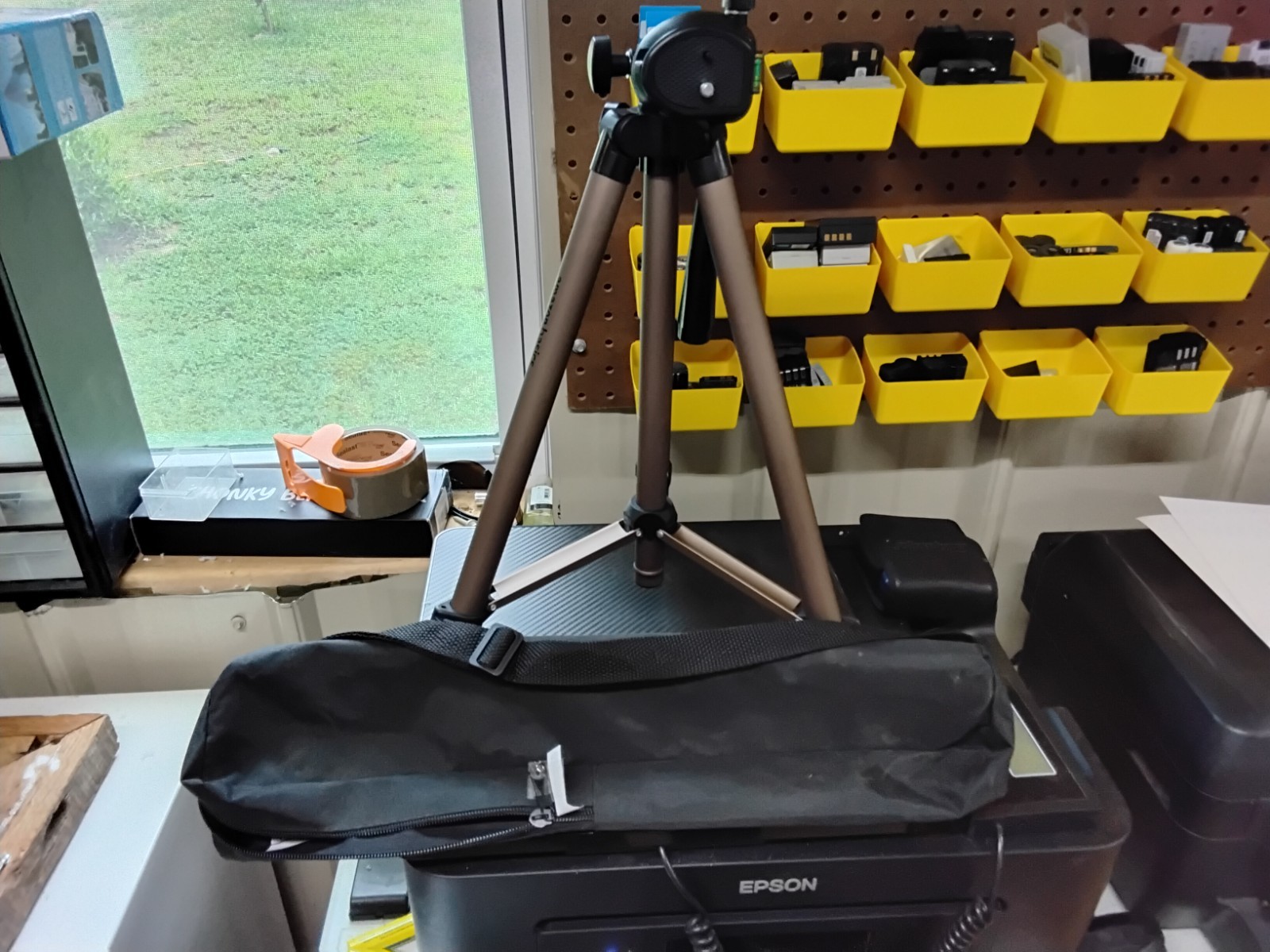 AMAZON BASICS LIGHTWEIGHT ALUMINUM CAMERA MOUNT TRIPOD STAND WITH BAG