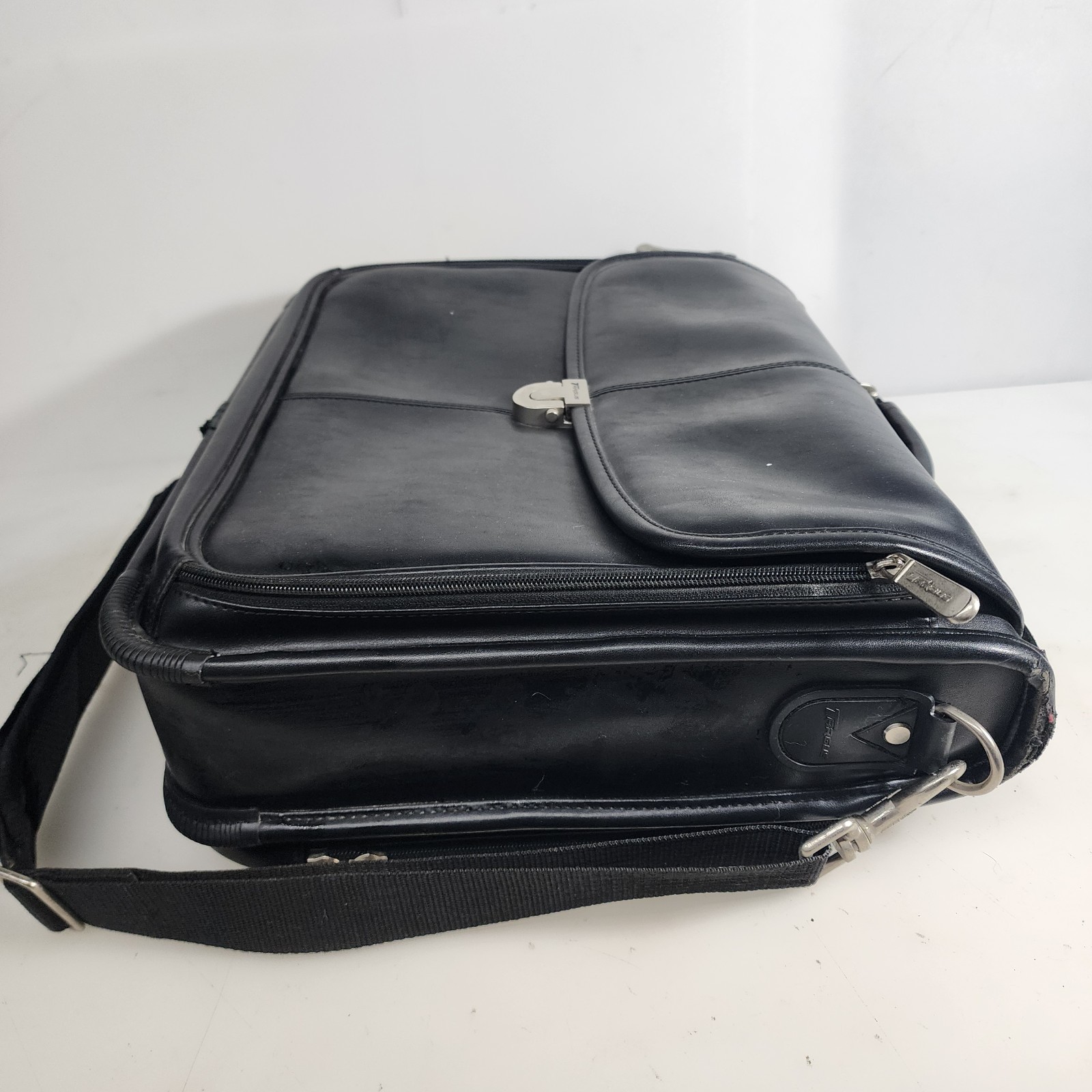 Targus KOS300 Reverse Access Notebook Case Black Koskin Leather