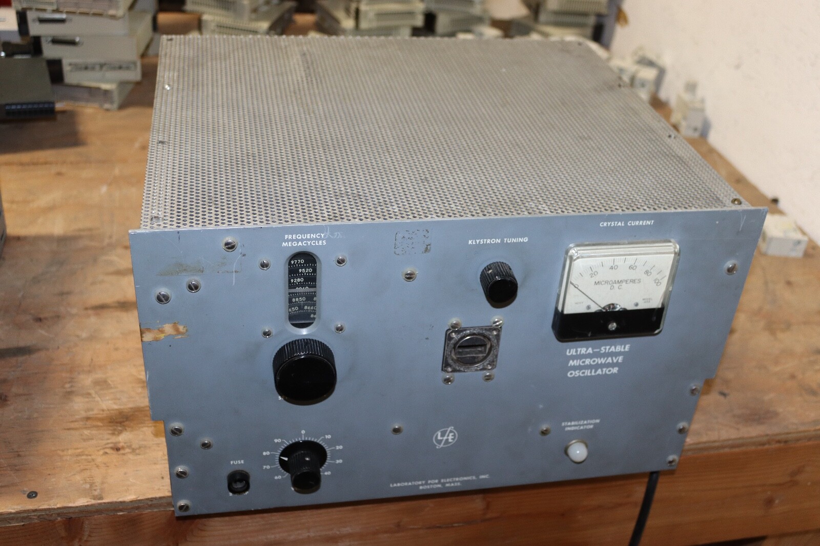 LE LABORATORY FOR ELECTRONICS ULTRA STABLE MICROWAVE OSCILLATOR