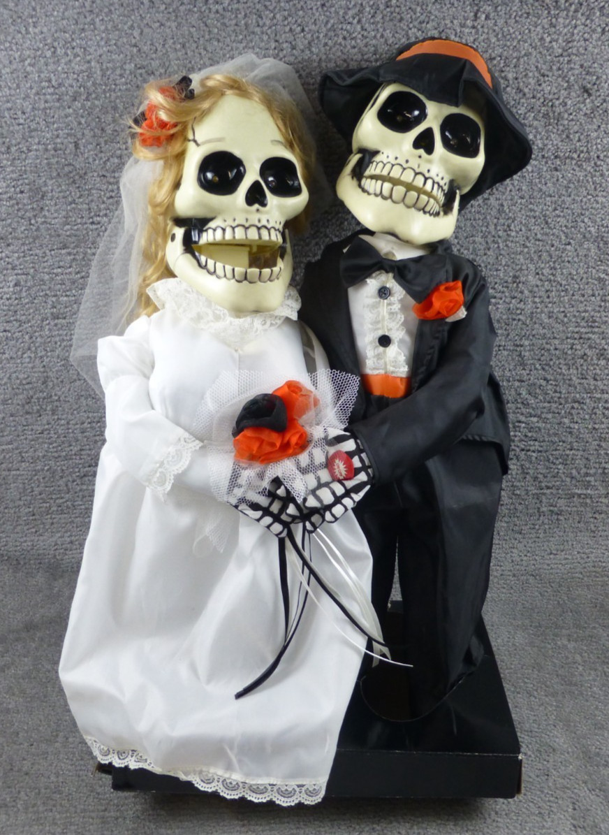 Newly Deads Halloween Bride & Groom Skeleton Sings I Got You Babe - Works! 2001