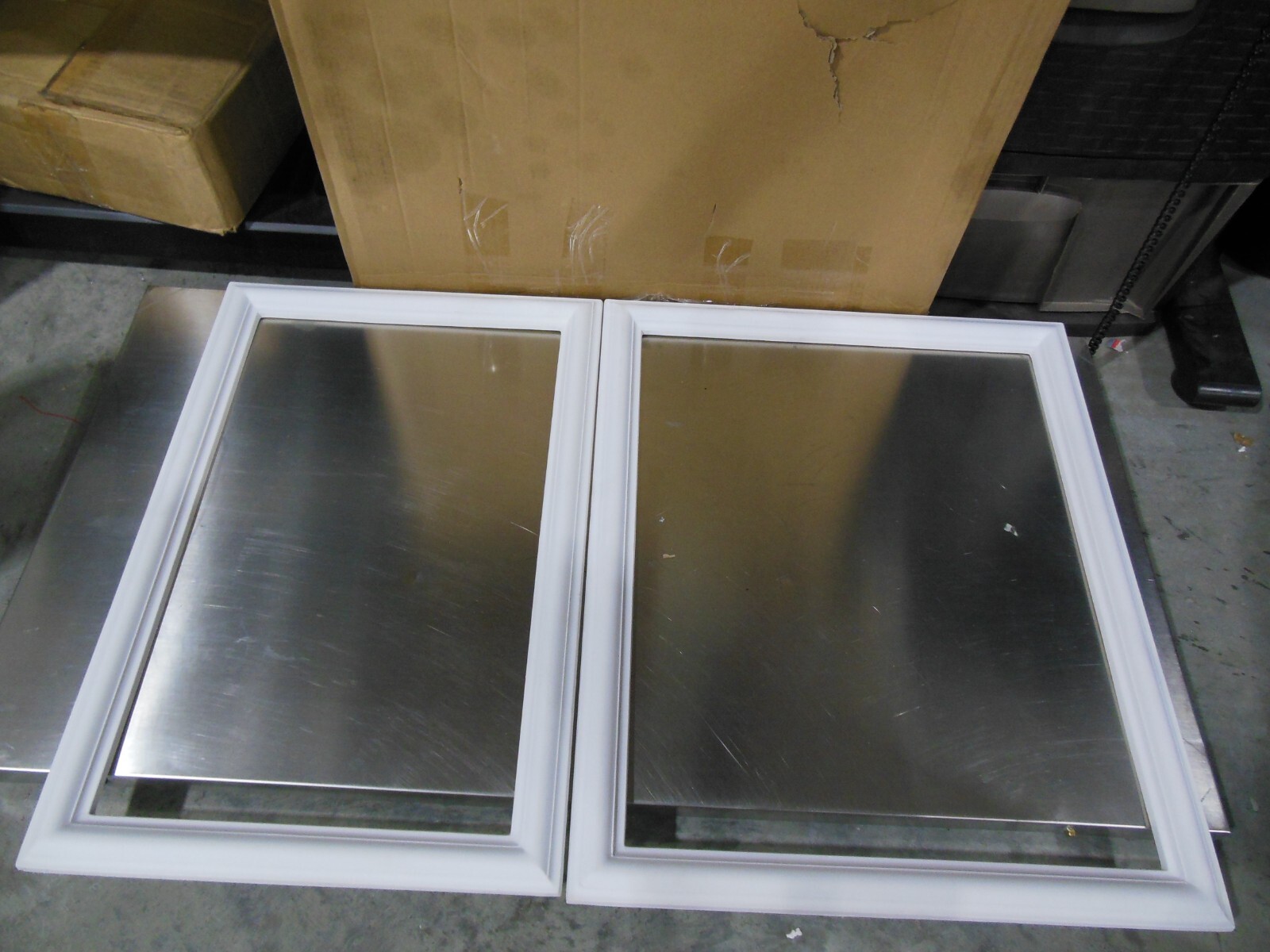 BOX OF 2 WAINSCOT WALL PANEL 20"W X 24"H X 1/2"P ASHFORD MOLDED CLASSIC WHITE