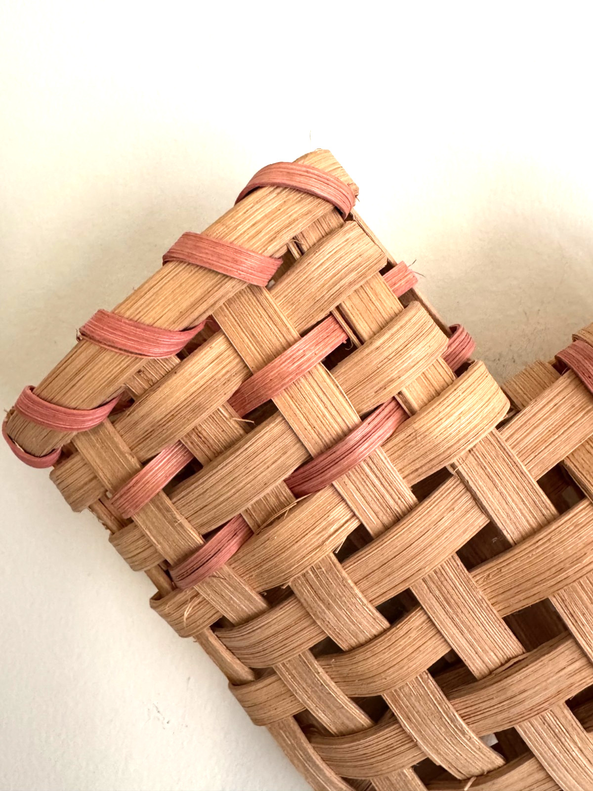 Beige & Pink Reed Heart - Shape Double- Sided Wall Basket With Reed Pink Hook