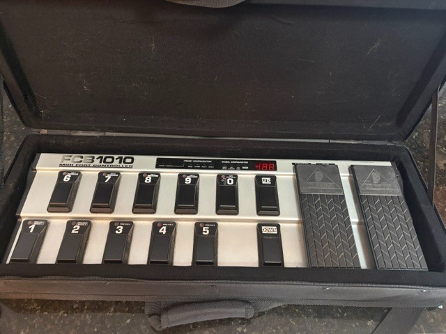 Behringer FCB1010 Ultra-Flexible MIDI Foot Controller with SKB Case