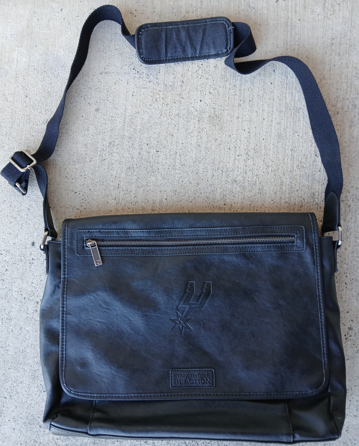 Kenneth Cole Reaction Laptop Bag San Antonio Spurs Messenger 9950-20BK 15.4