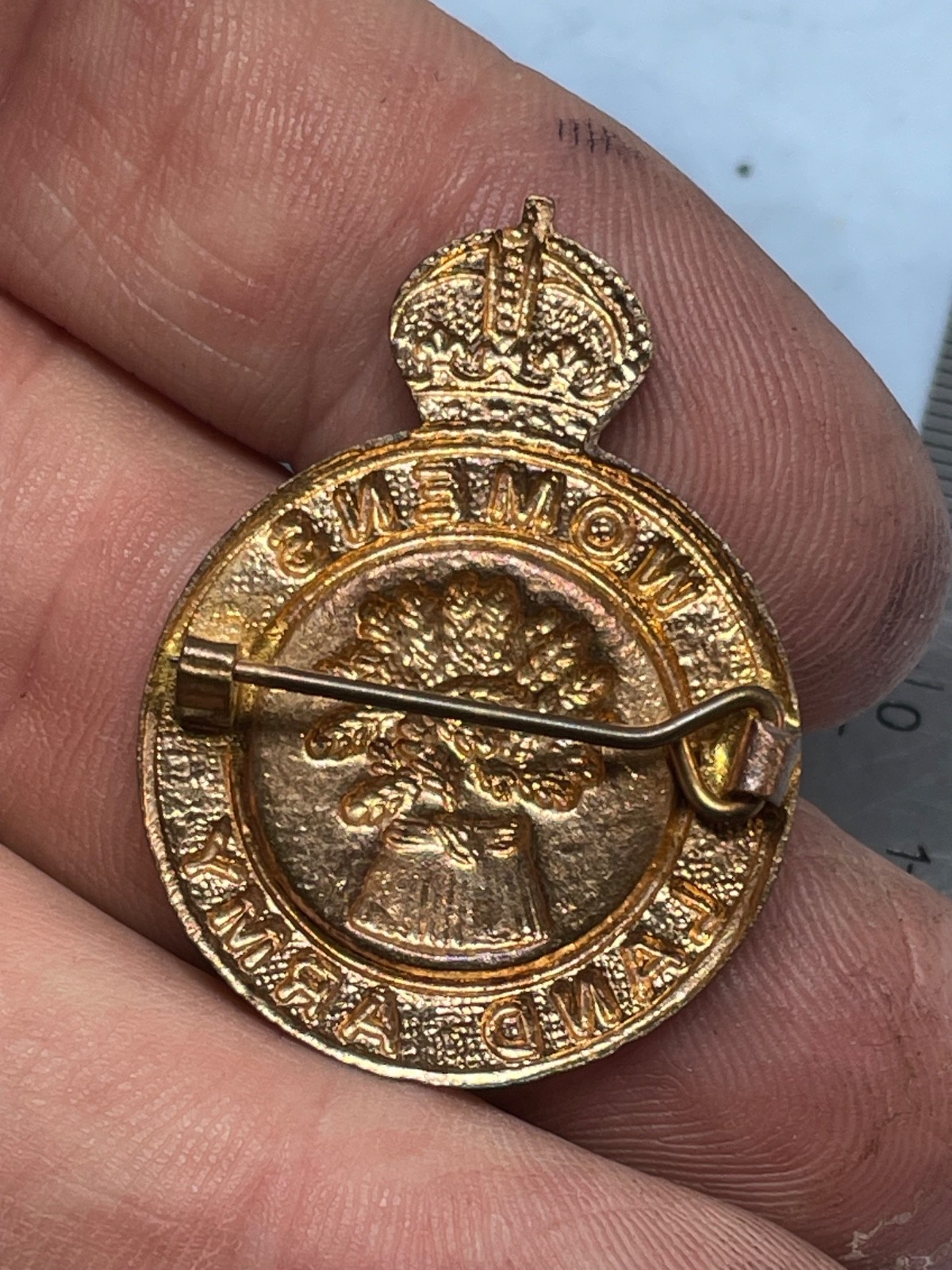 WW2 Women's Land Army Membership Badge - Gilt and Enamel Original