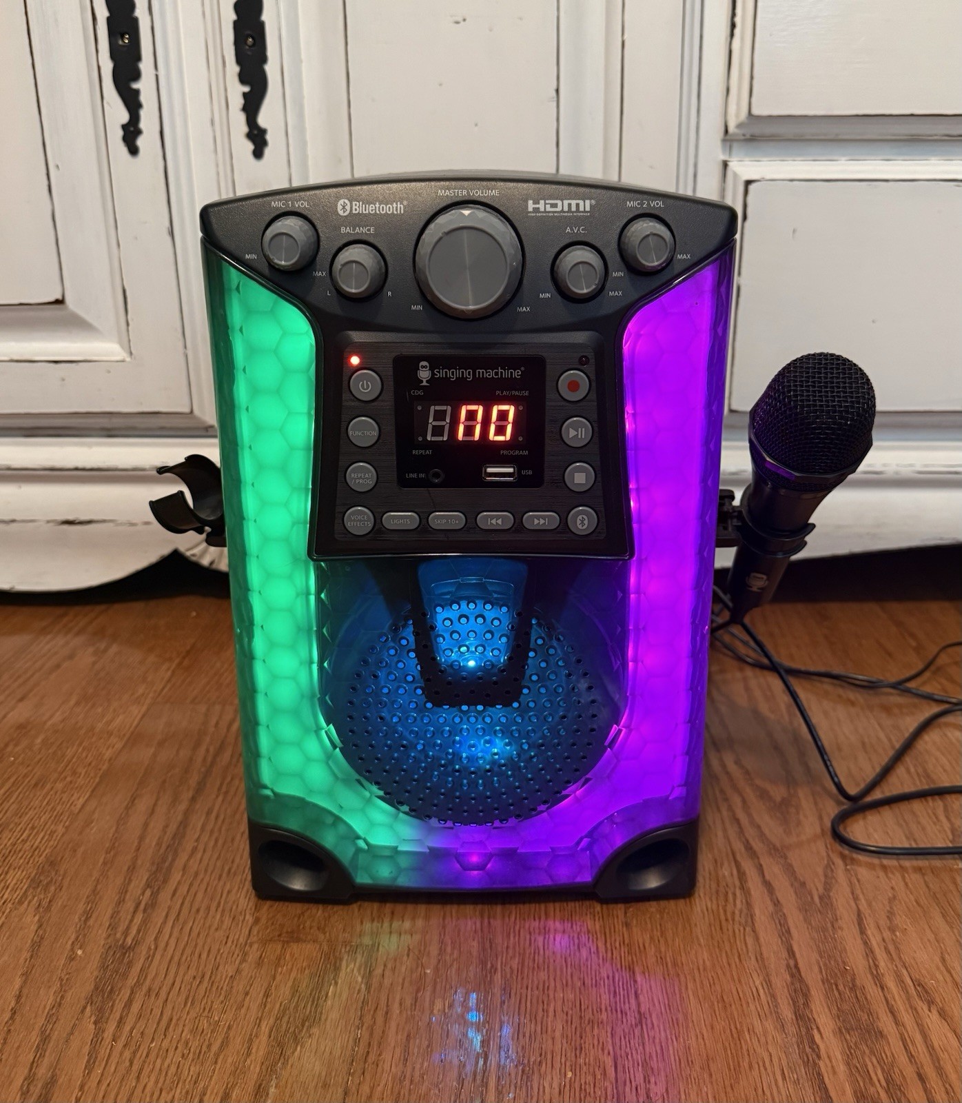 The Singing Machine Karaoke Bluetooth CD&G # SML633BK LED Lights 1 Microphone