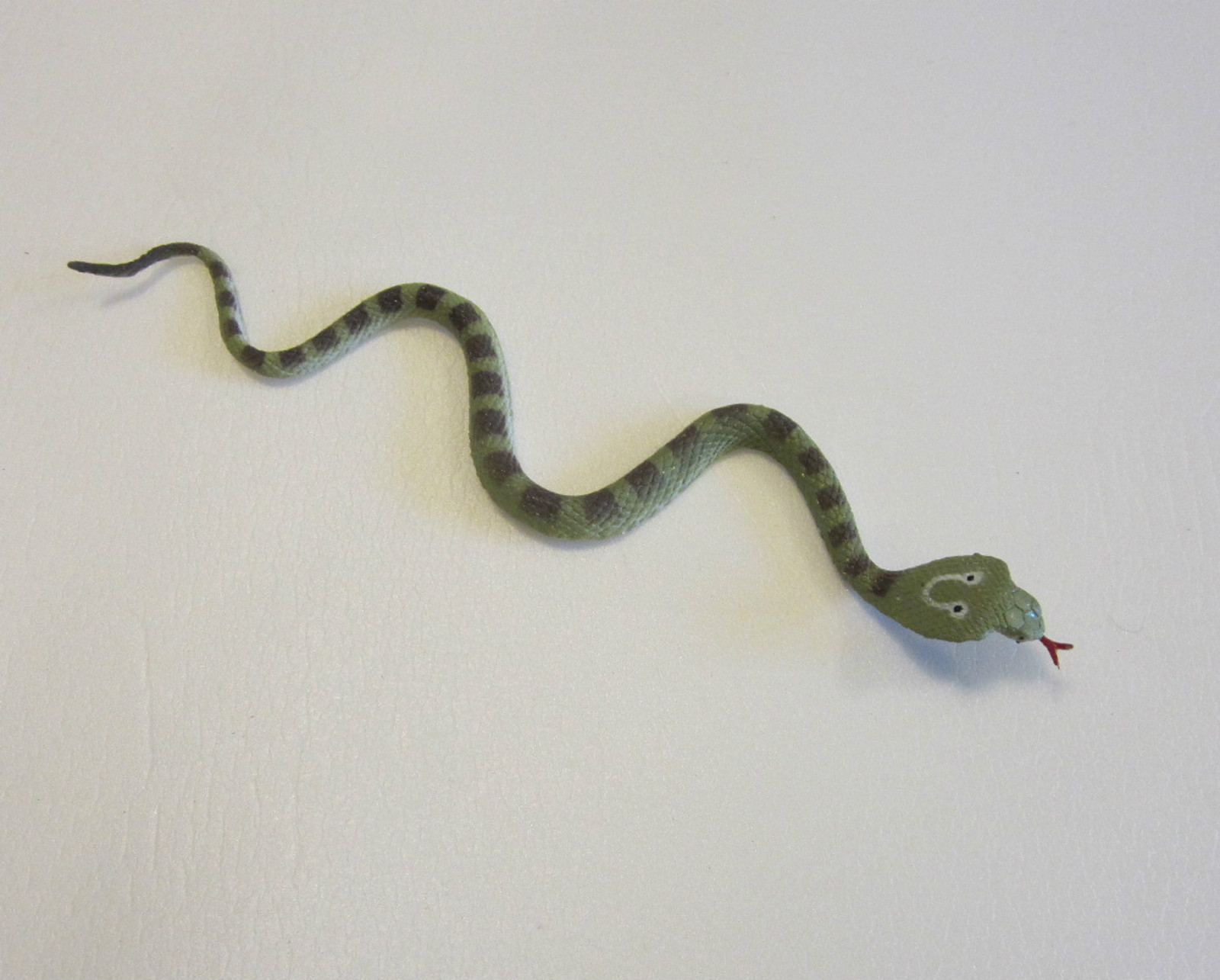 20 RAIN FOREST RUBBER SNAKES 14" TOY REPTILE FAKE PRETEND JUNGLE SNAKE GAG GIFT