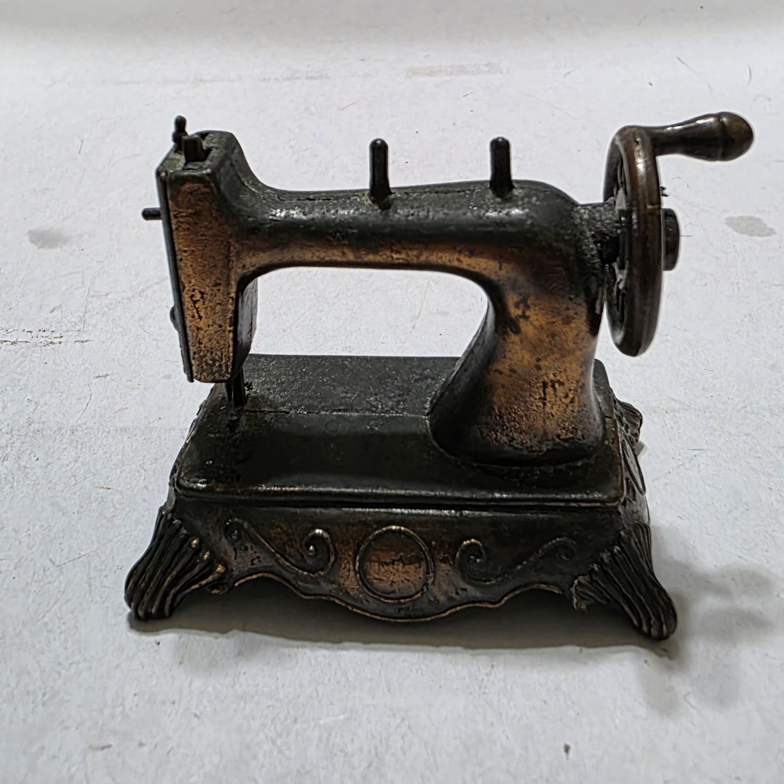 VTG Diecast Metal Miniature Sewing Machine Made In Hong Kong No Sharpener.