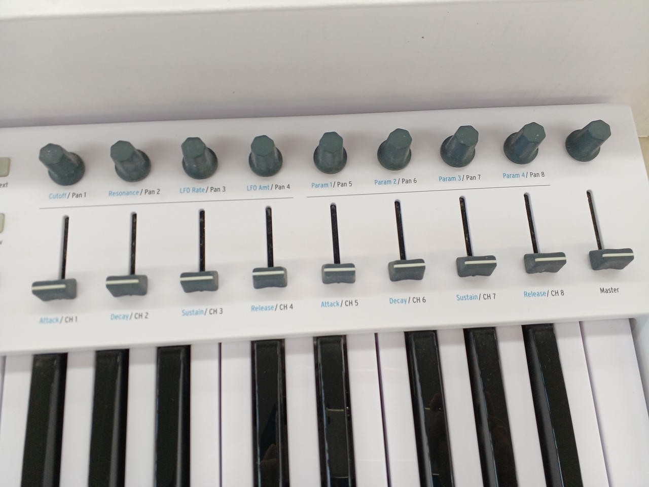 Arturia KeyLab Essential 49 USB MIDI Keyboard Controller White w/ Original Box