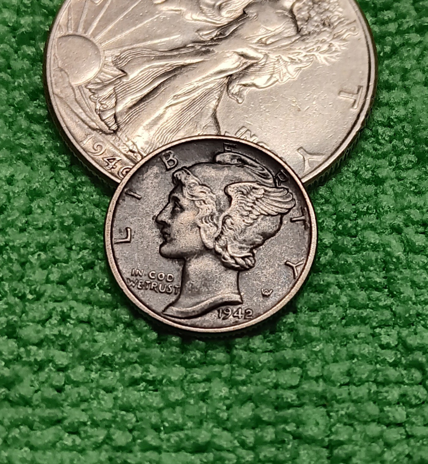 1942 Mercury Dime ( Natural Toning)