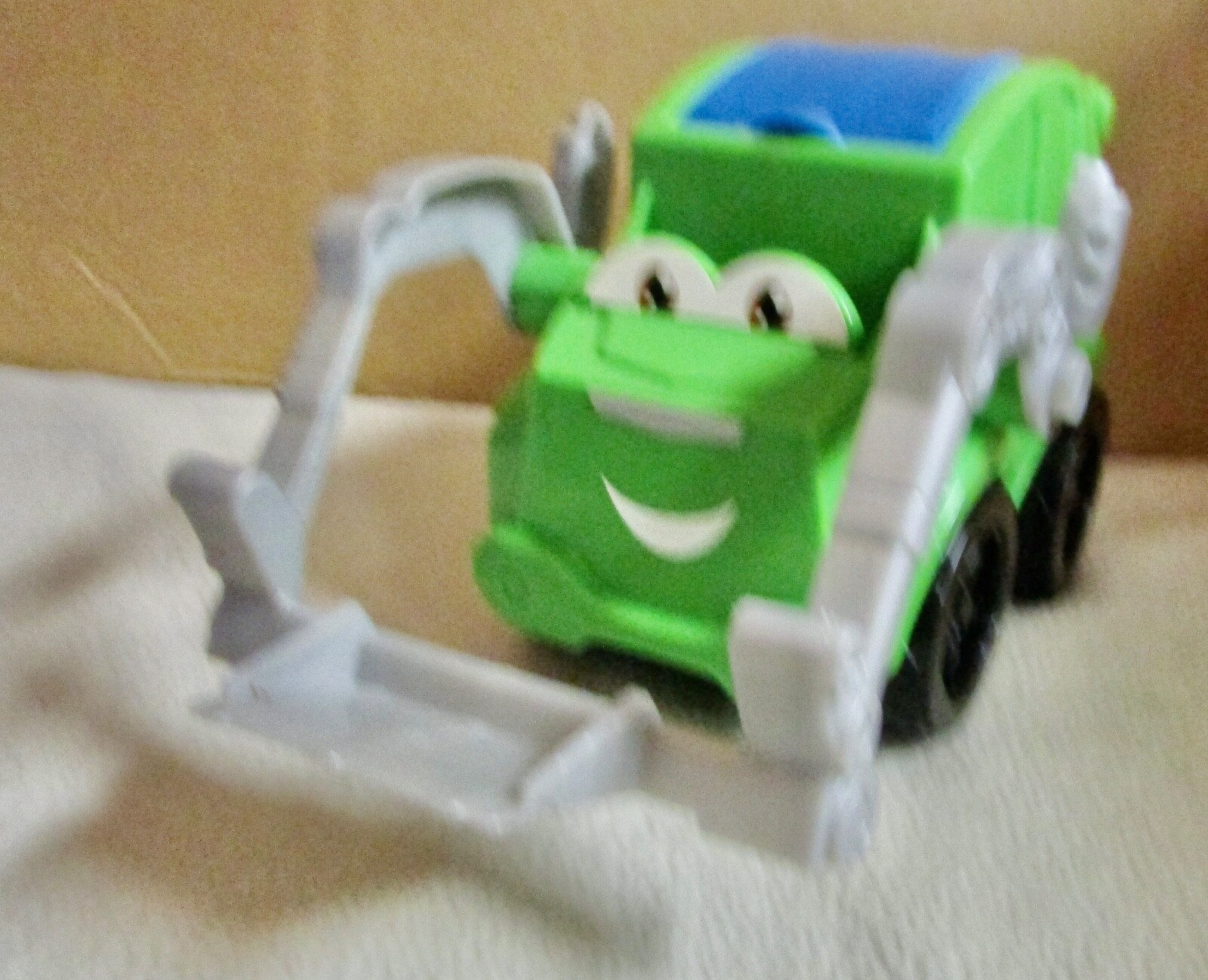 Hasbro Play Doh - Trash Tossin Rowdy Rolling Garbage Truck Toy 2013 (D)
