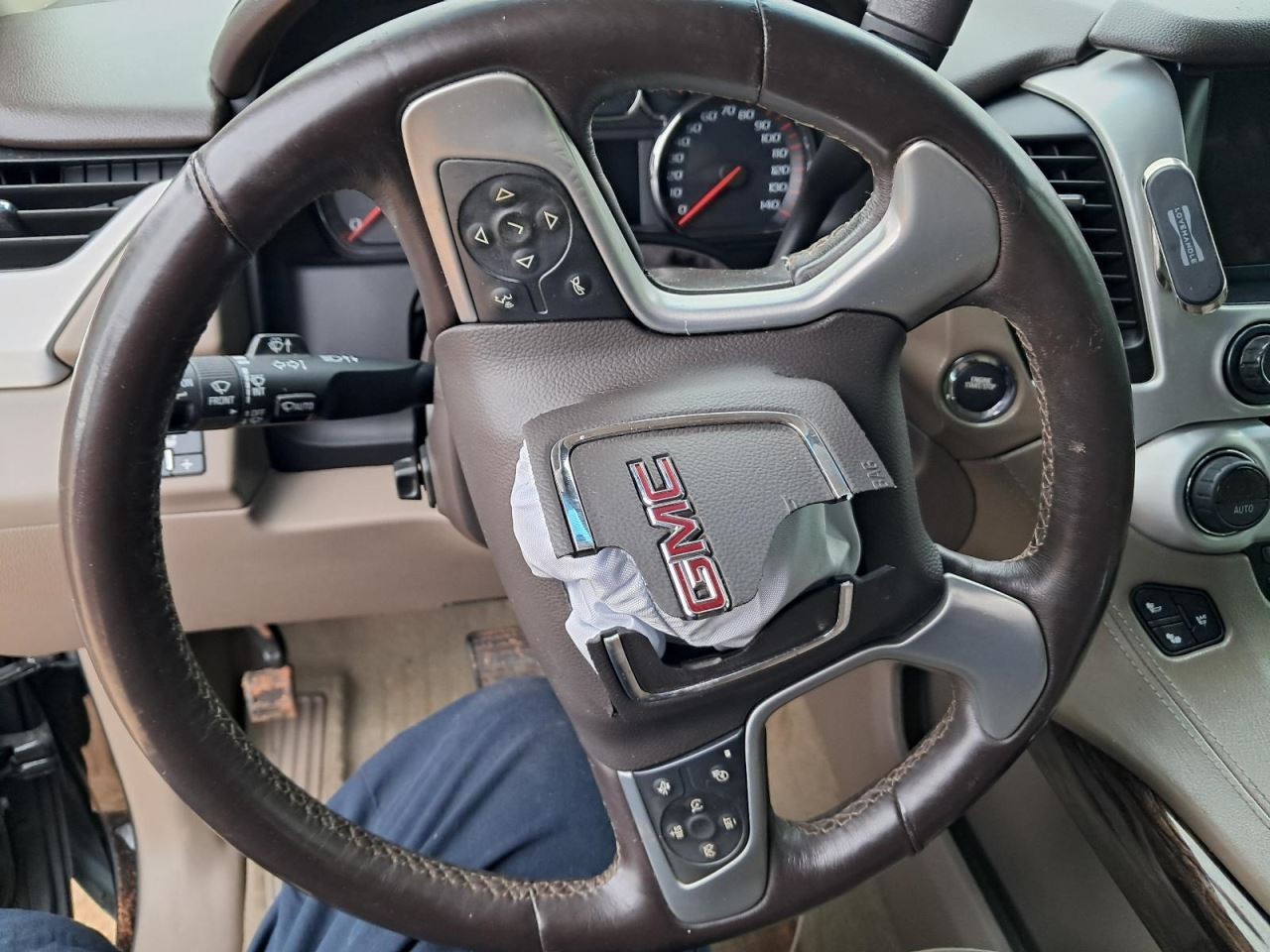 YUKONXL15 2016 Glove Box 4834620