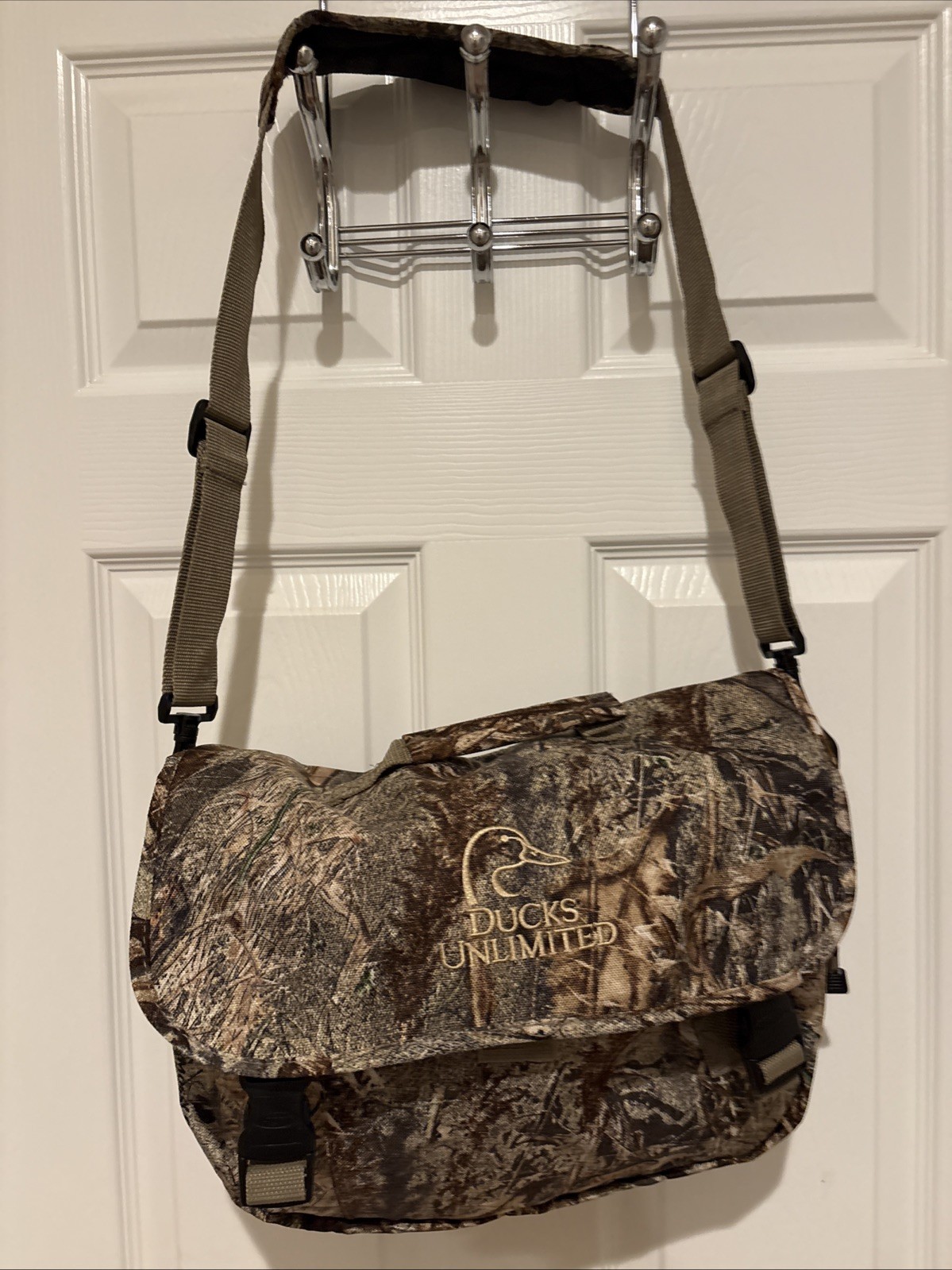 Avery Outdoors Ducks Unlimited Expandable Guide Bag