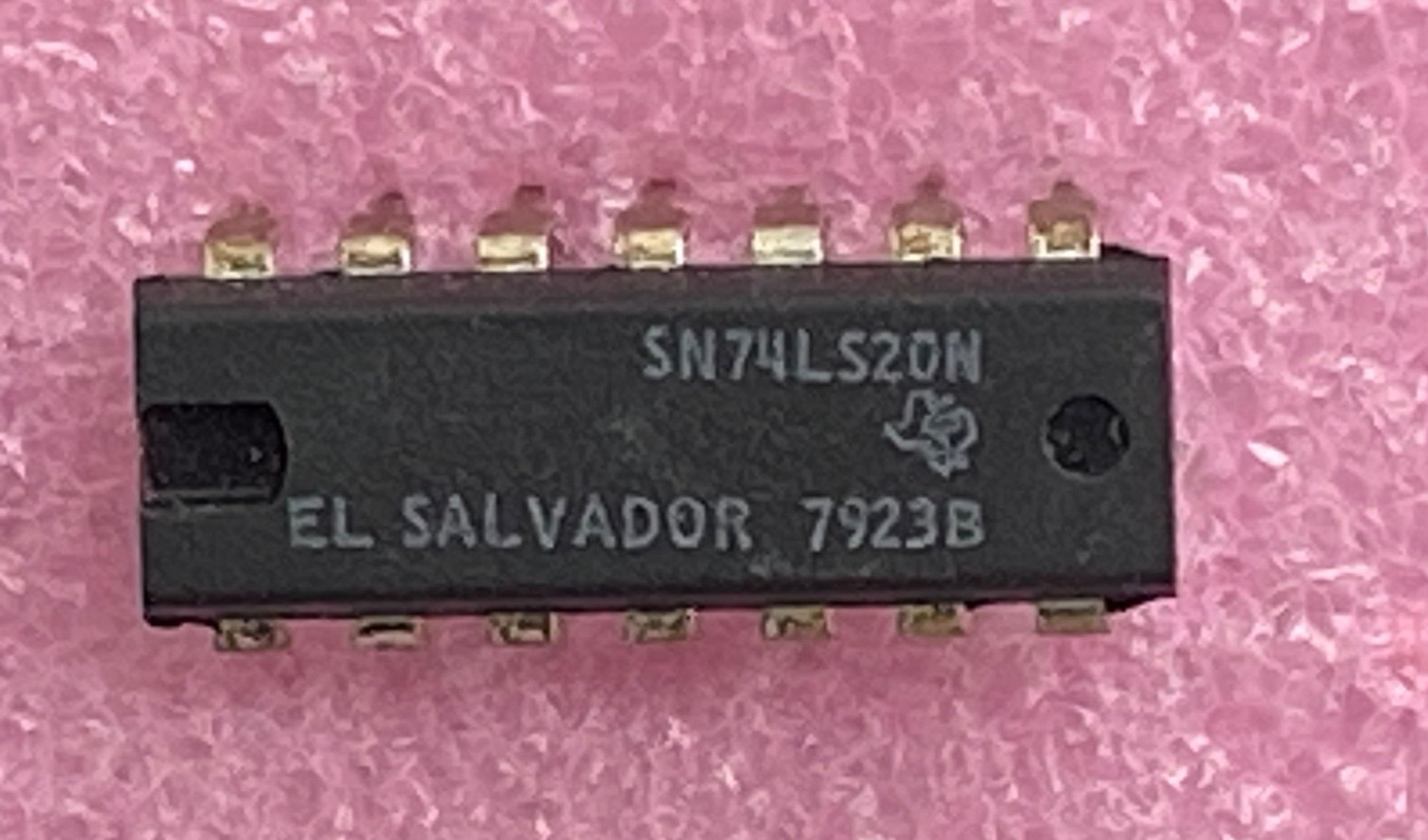 Texas Instruments SN74LS20N dual 4-input bipolar NAND gates Integrated Circuit