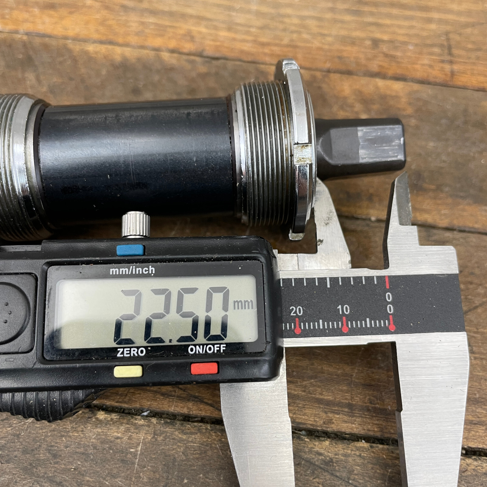 Vintage Hatta Japan Bottom Bracket Sealed English Thread Zero Offset 123 68