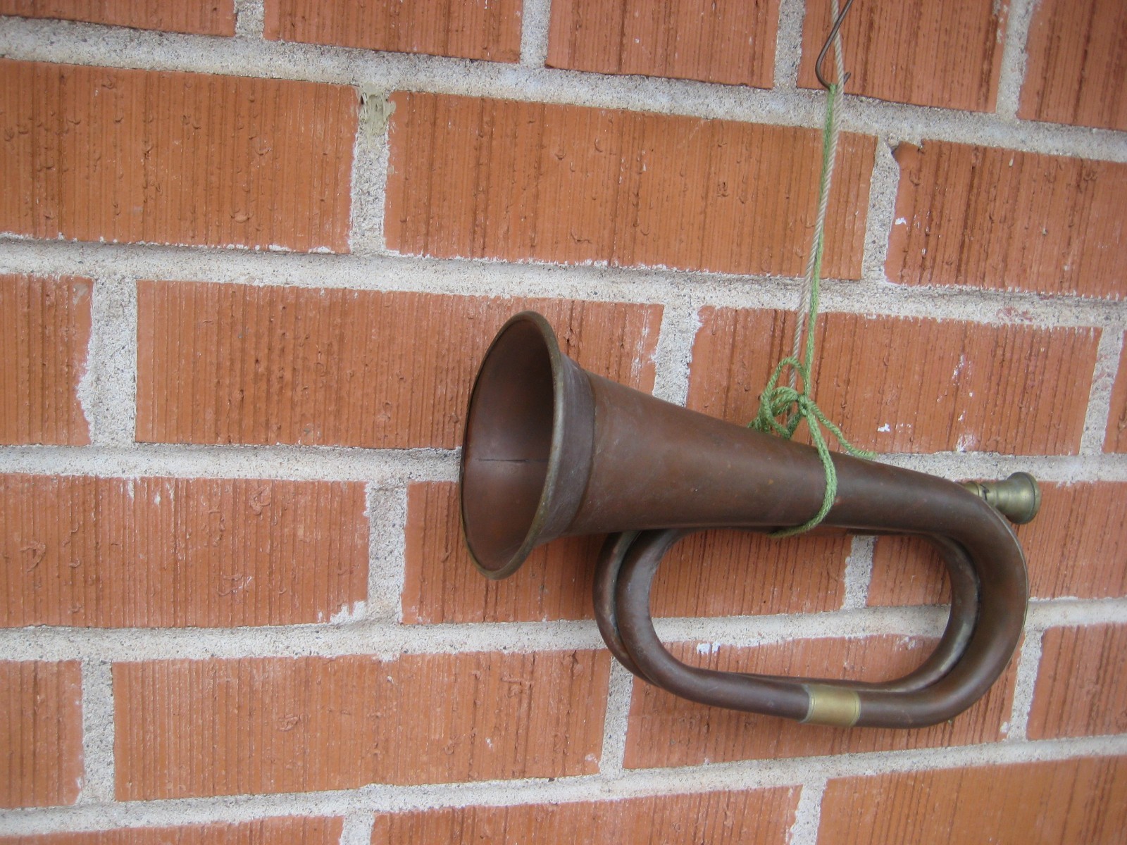 Pre owned Brass * HUNTING BUGLE TRUMPET HORN EQUESTRIAN INSTRUMENT * Art Decor