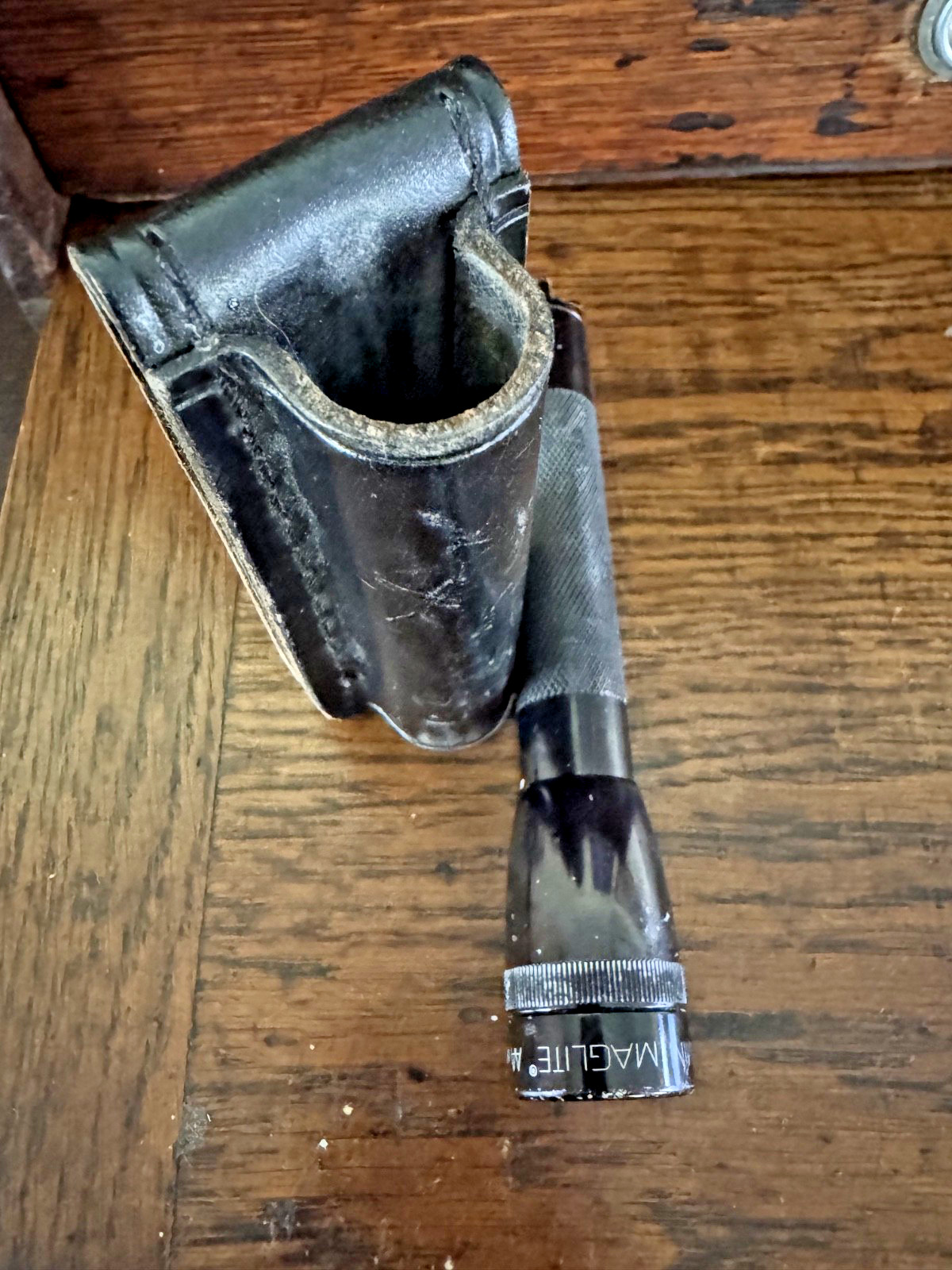Mag Mini-Maglite Flashlight & Holster PMH-11 Black Leather Belt Loop Sheath 4"