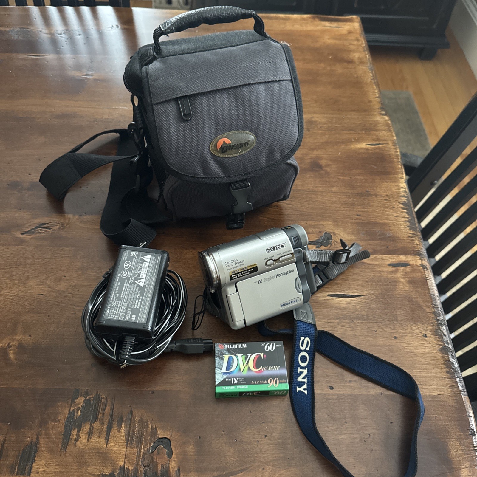 Sony Handycam DCR-TRV33 - MEGA PIXEL Carl Zeiss Lens- W/case+ New Cassette