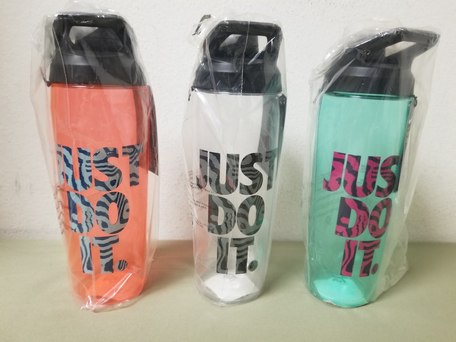 New Nike Hypercharge Chug Just Do It 24 OZ. Water Bottle.    3 Colors To Choose.
