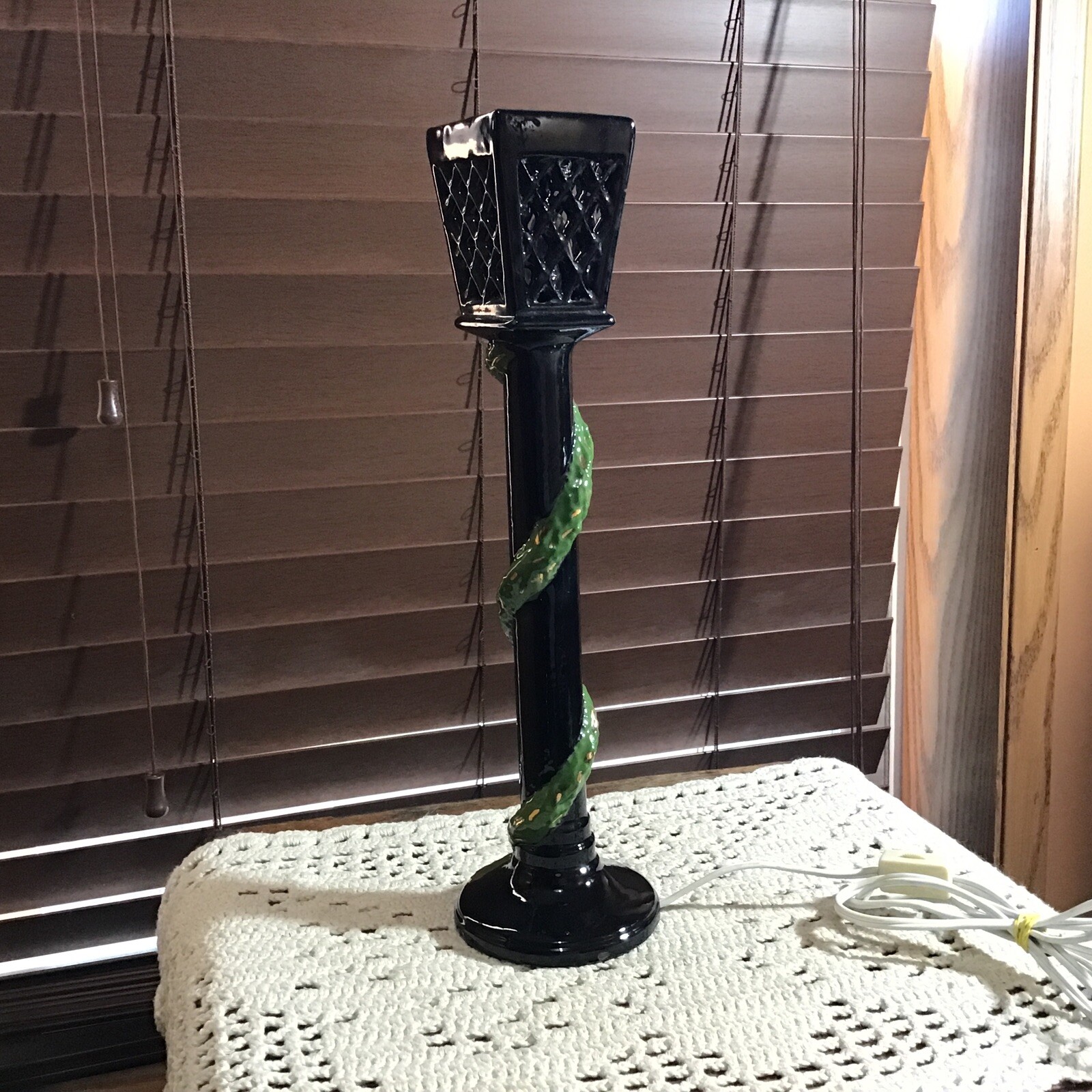 14” black light post look accent lamp