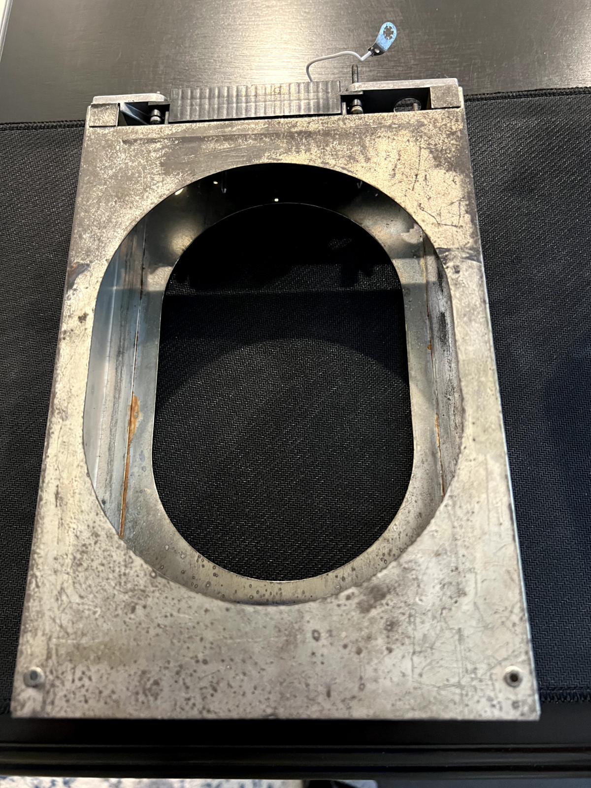BENDIX KING KX 155 NAV/COM MOUNTING TRAY WITH BACKPLATE AND CONNECTORS