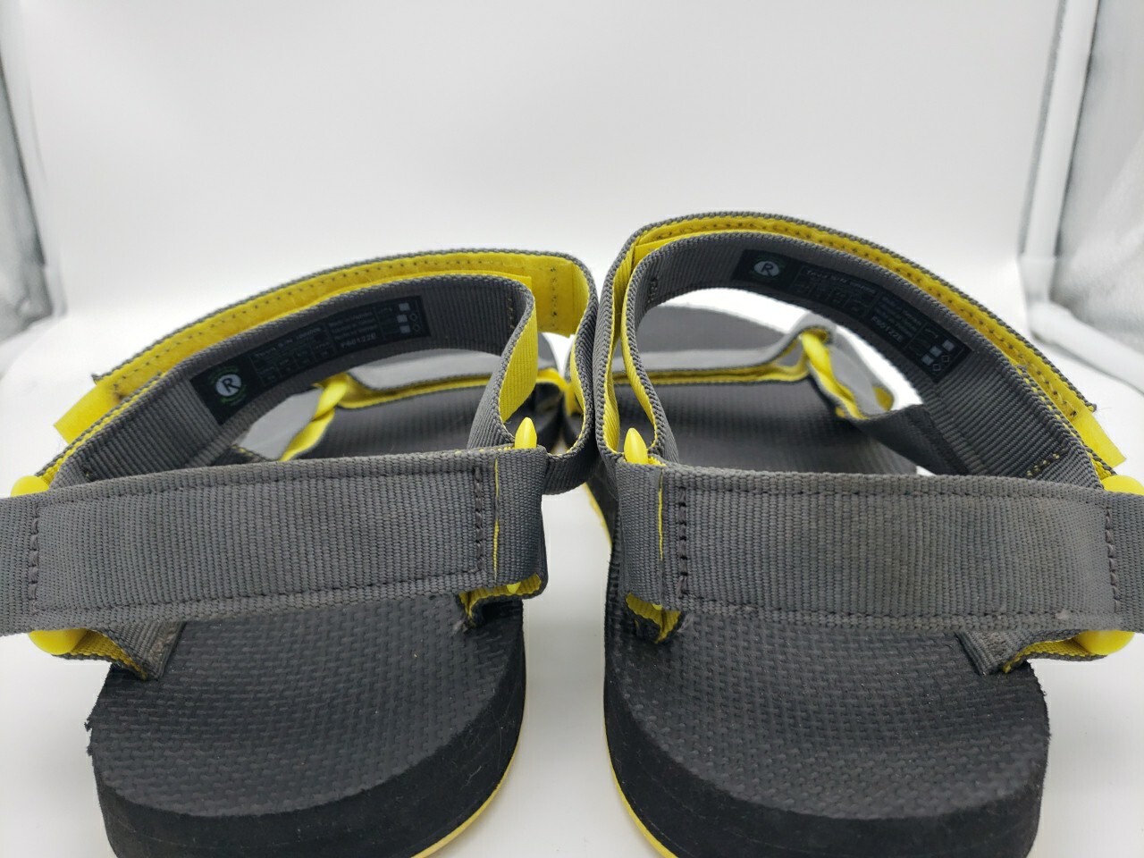TEVA MEN'S GRAY CONTRASTING YELLOW HOOK LOOP SANDALS 10 S/N 1004006