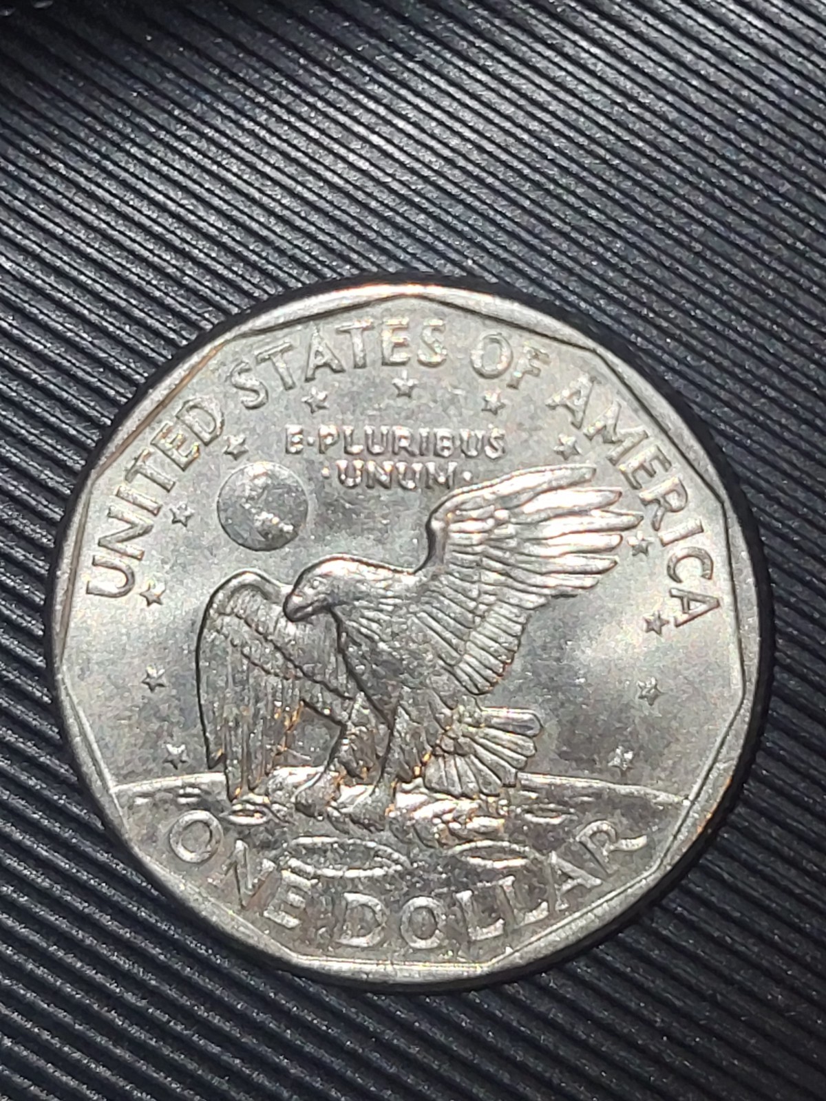 Moneda de une dollar de 1999, con error  ' IN GOD WETRUST"   SIN CECA  Buen esta