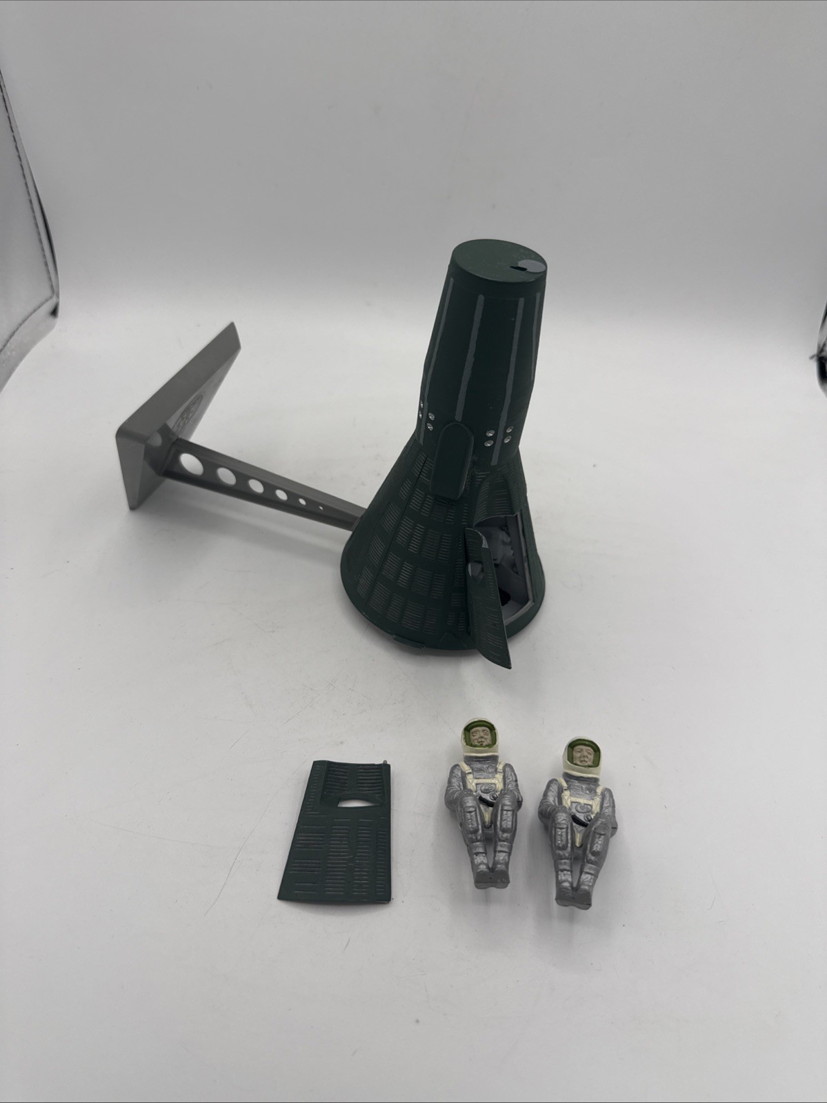 Revel 1965 Gemini II Capsule Model Completed W/Astronauts (Read Below Info)