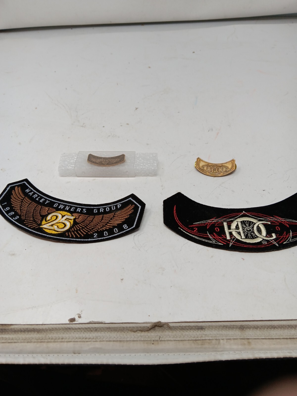 2 Harley-Davidson Pins & 2 Patches
