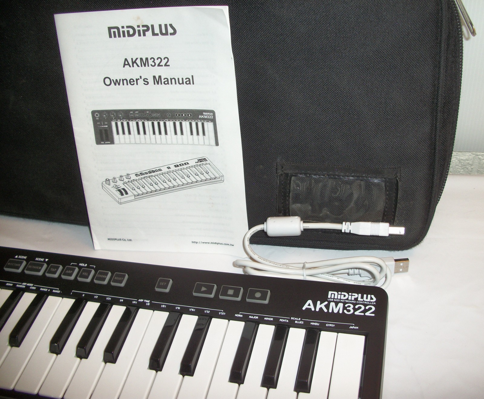 MIDI PLUS AKM322 32 keys USB MIDI Keyboard Controller w/ Padded Case & Cord