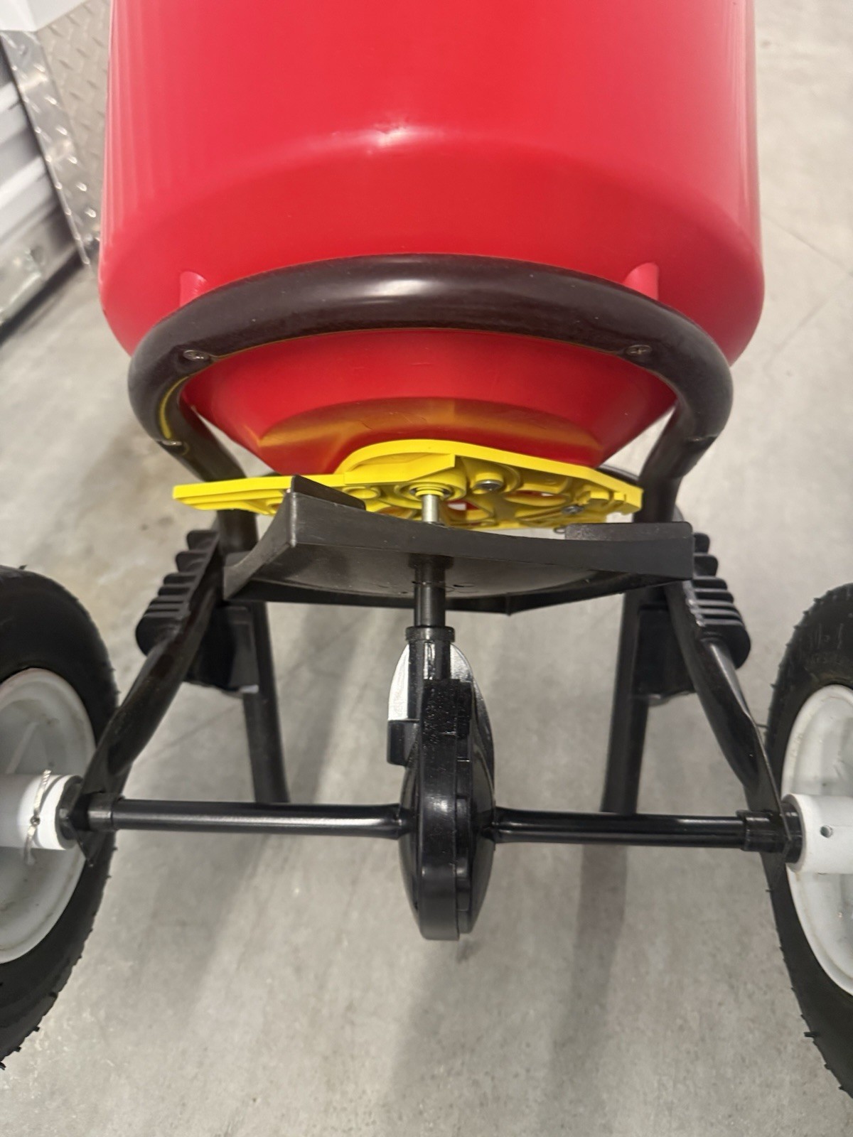 EarthWay 2600A Plus Broadcast Spreader-Used-Good-Includes All Parts