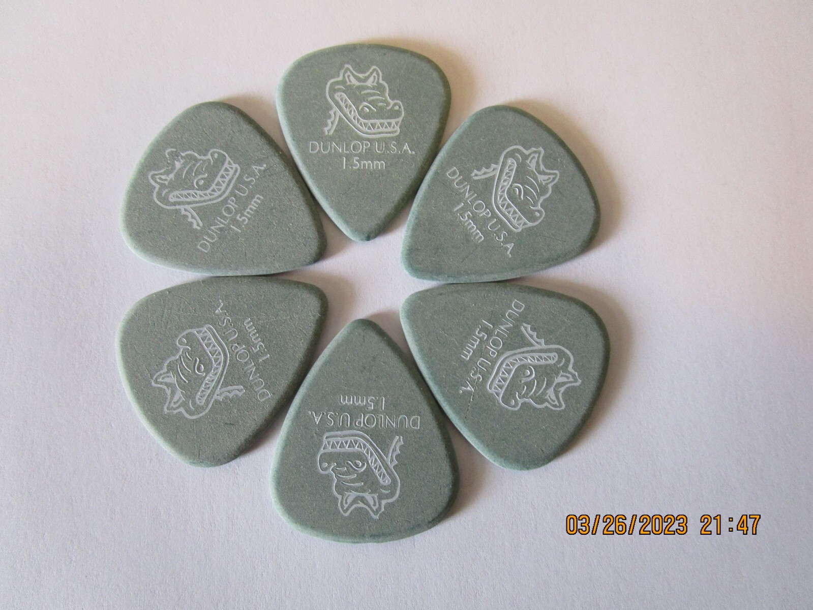 6 Pack of Dunlop Gator Grip Guitar Picks 1.5 mm  Heavy #528