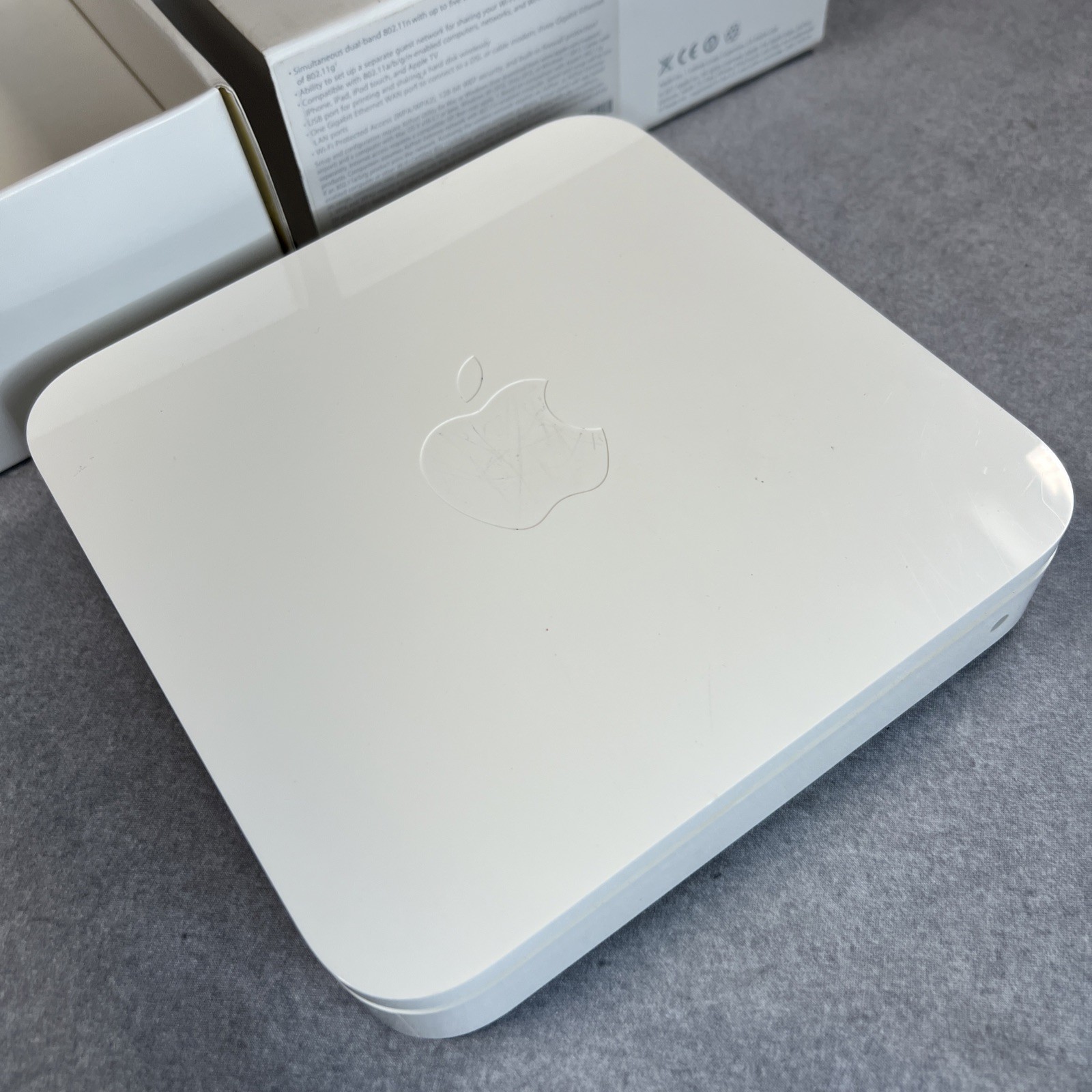 Apple Router (MD031LLA) Used -Good