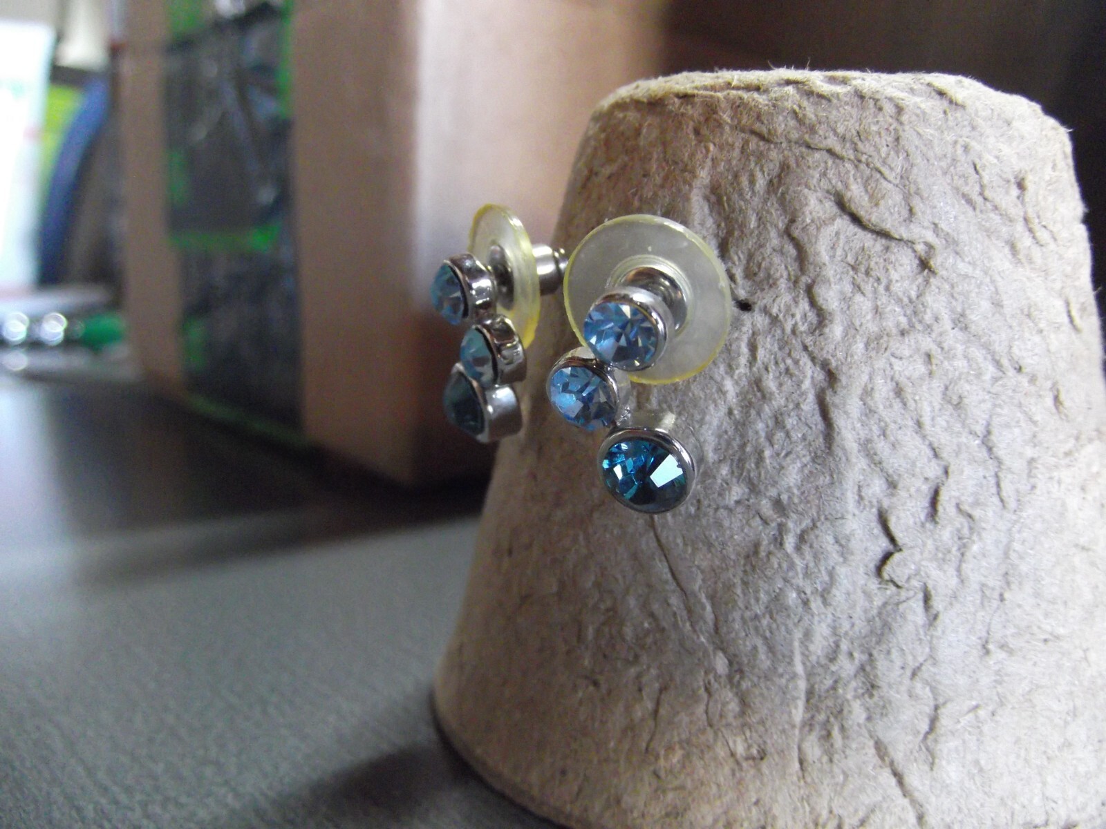 1 Pair Old .75 "in Blue Sparkly Glass Studs