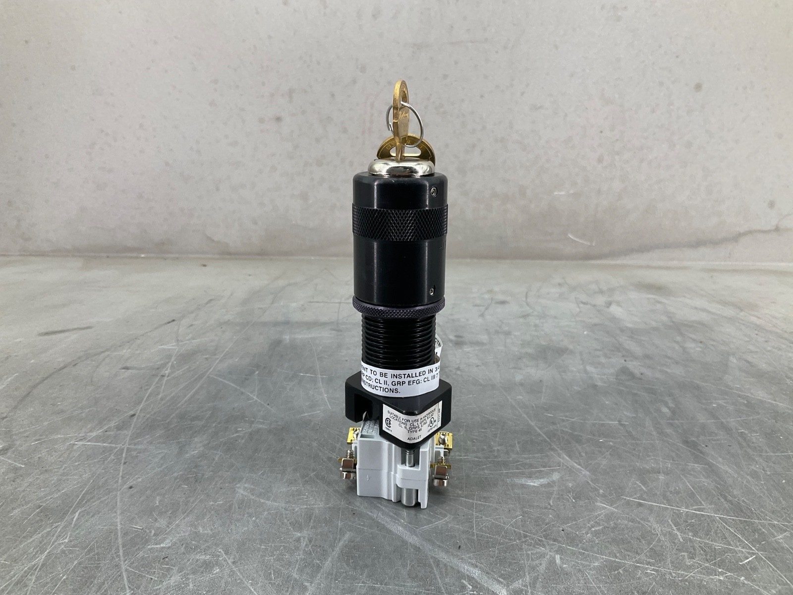 NEW ADALET XHKSSR2 KEYED SELECTOR SWITCH 2POS SPRING RETURNED- LEFT TO RIGHT