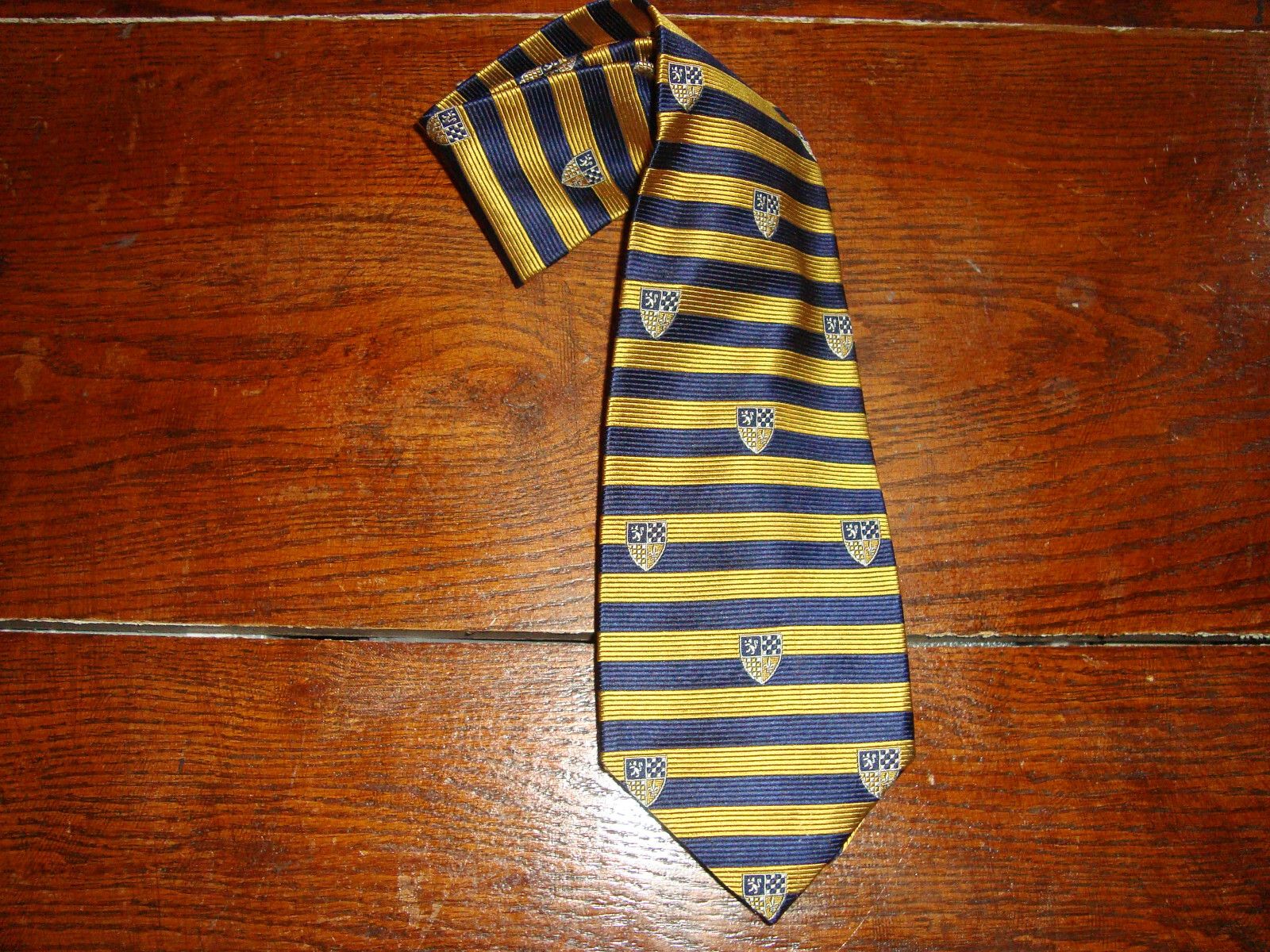BROOKS BROTHERS MAKERS MEN'S 100% SILK TIE HAND MADE IN U.S.A. HARDLY WORN!
