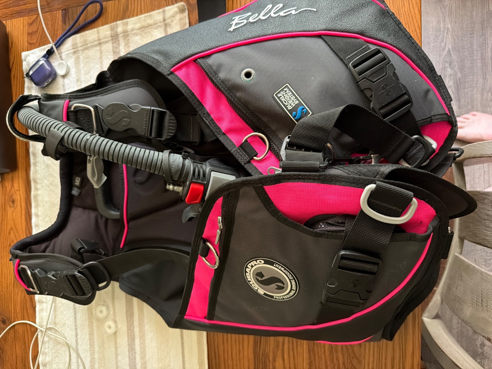 Scubapro Bella Women's Scuba BCD Buoyancy Compensator Pink Black Size MD nice